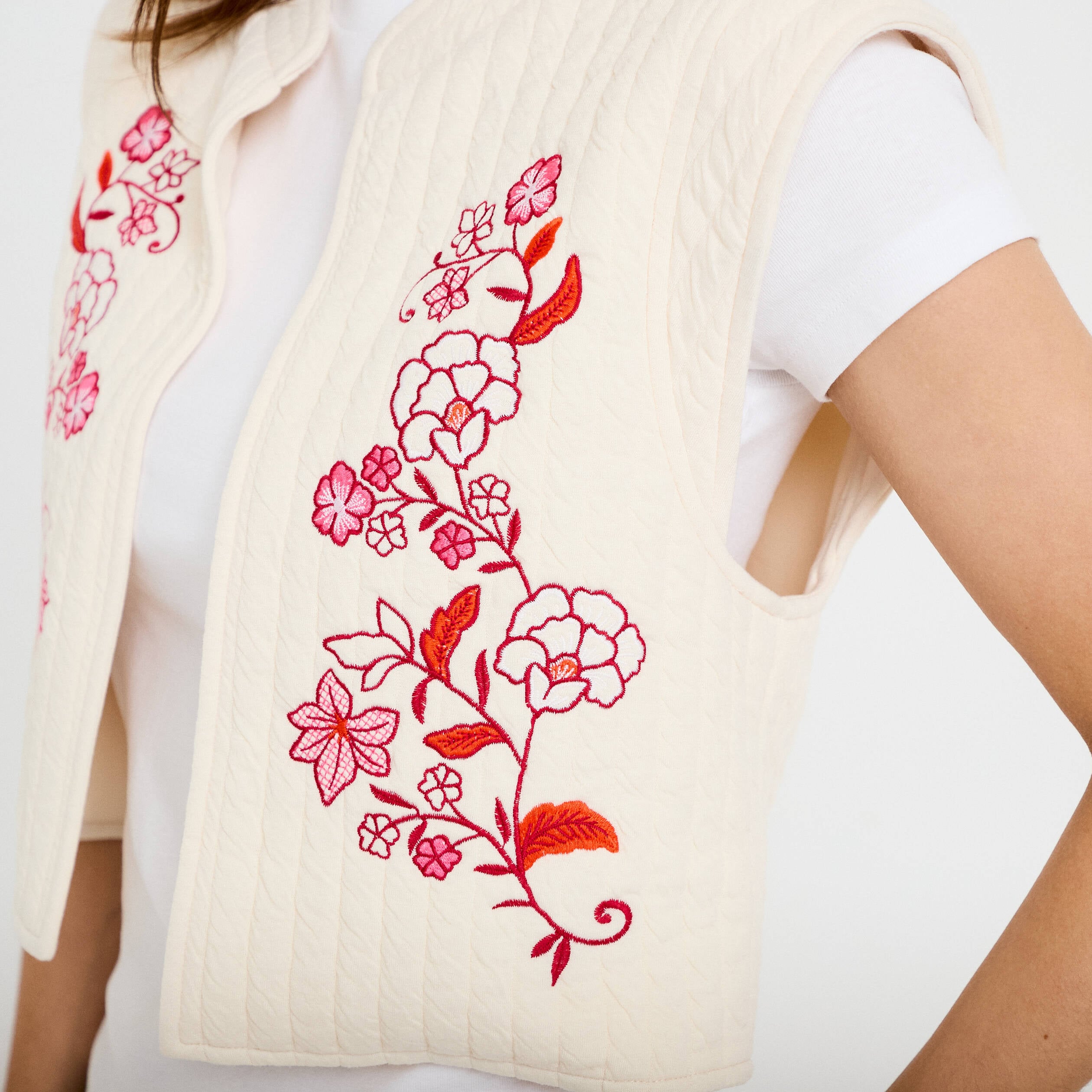 Gilet sans manches brod&eacute; blanc femme