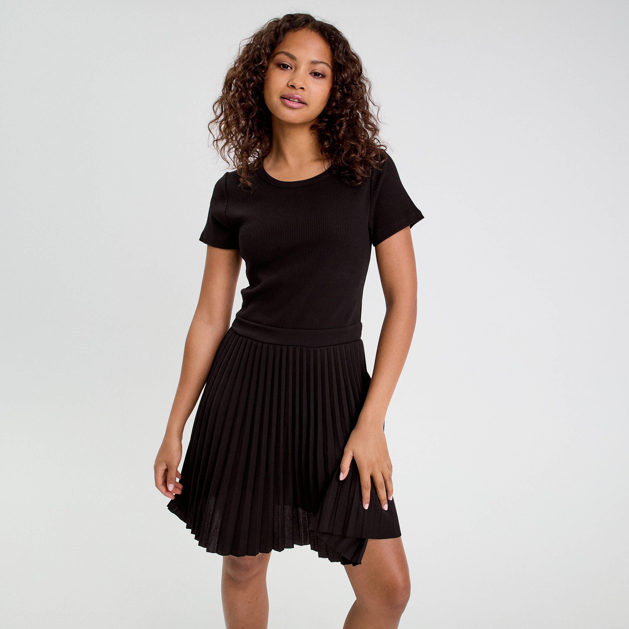 Robe droite pliss&eacute;e noir femme