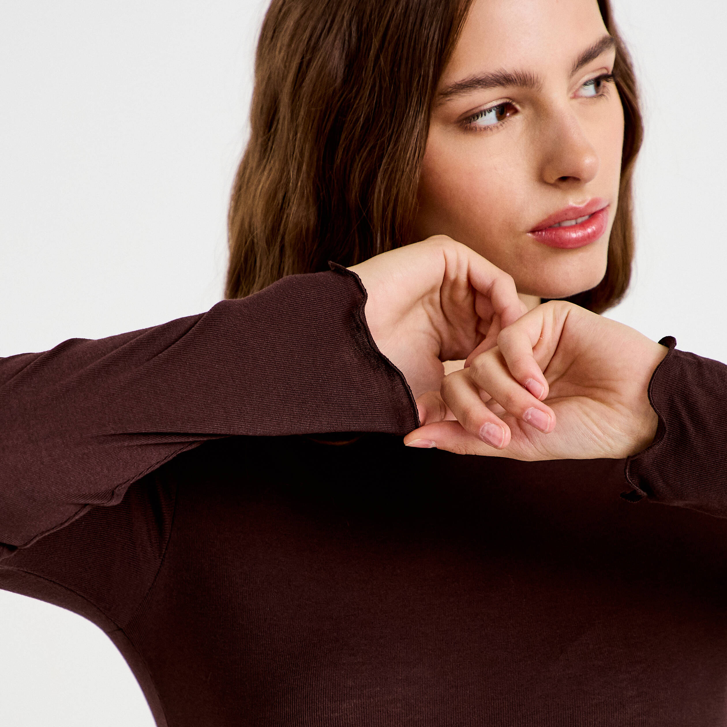 T-shirt ajust&eacute; col rond manches longues marron fonc&eacute; femme