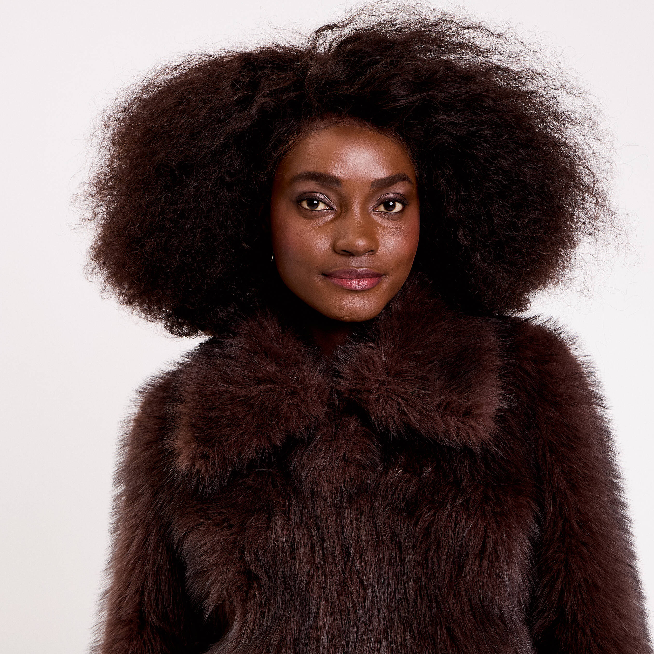 Veste courte en fausse fourrure marron fonc&eacute; femme