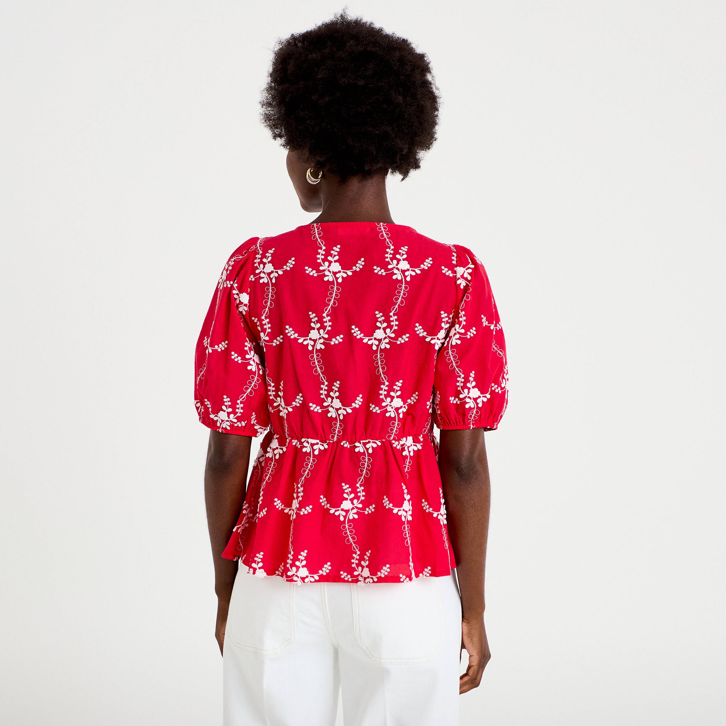 Blouse col v manches courtes brod&eacute;e rouge femme
