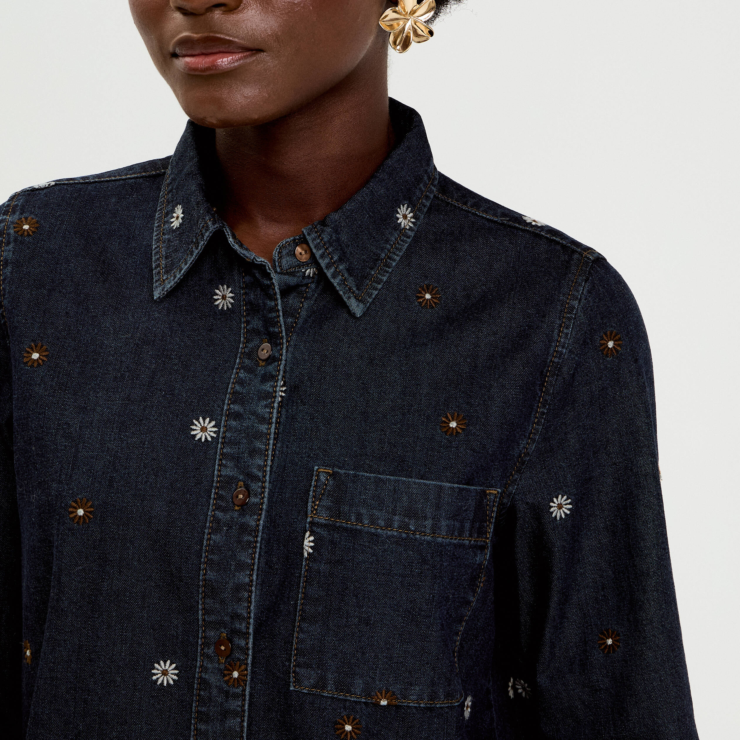 Chemise en jean brod&eacute;e denim brut femme