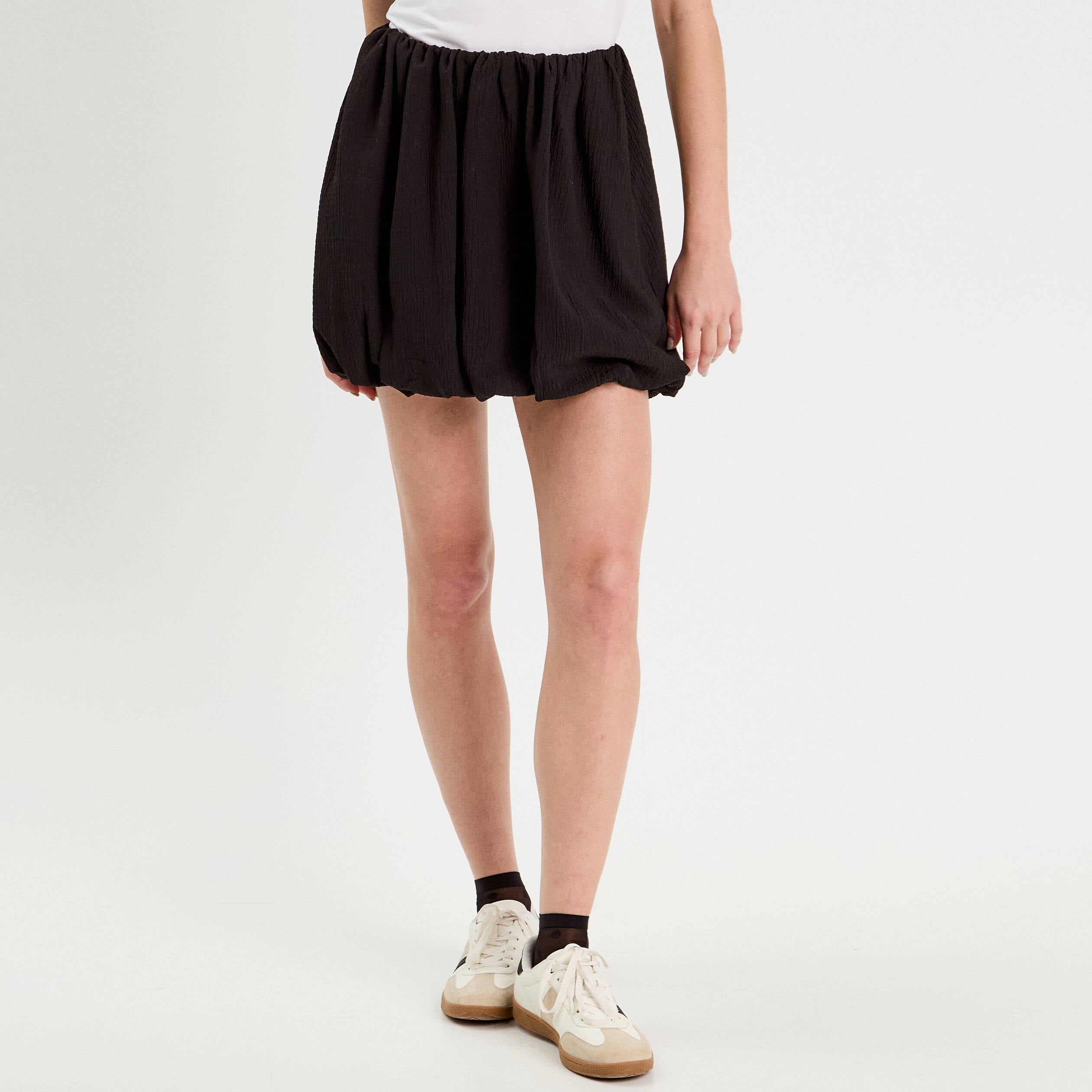 Jupe &eacute;vas&eacute;e effet boule noir femme