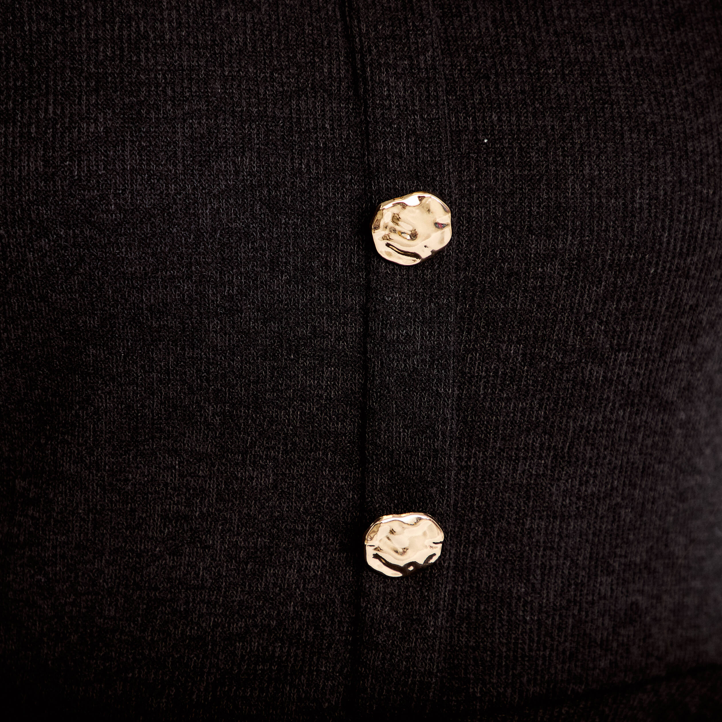 Pull p&eacute;plum avec boutons noir femme