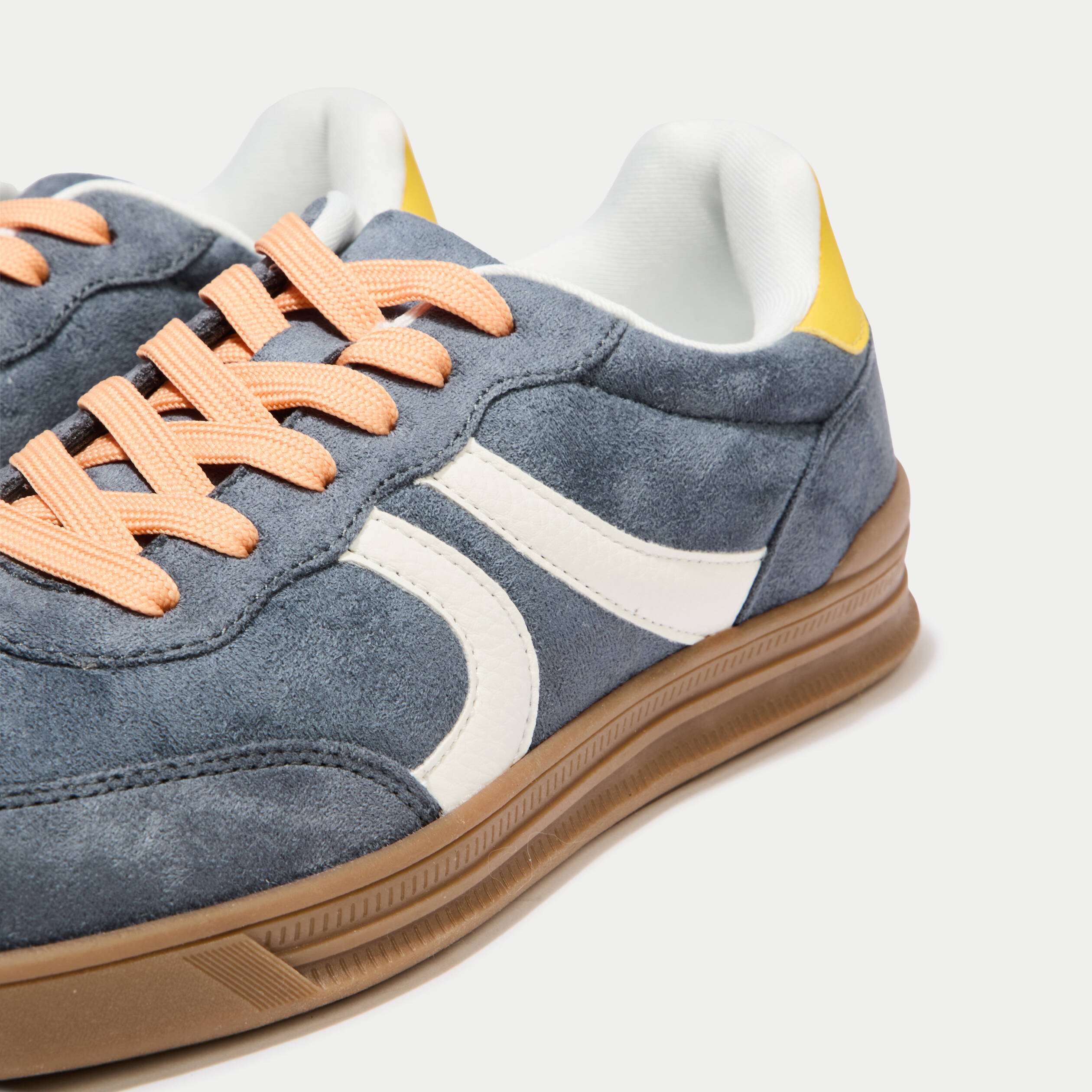 Basket aspect daim gris femme
