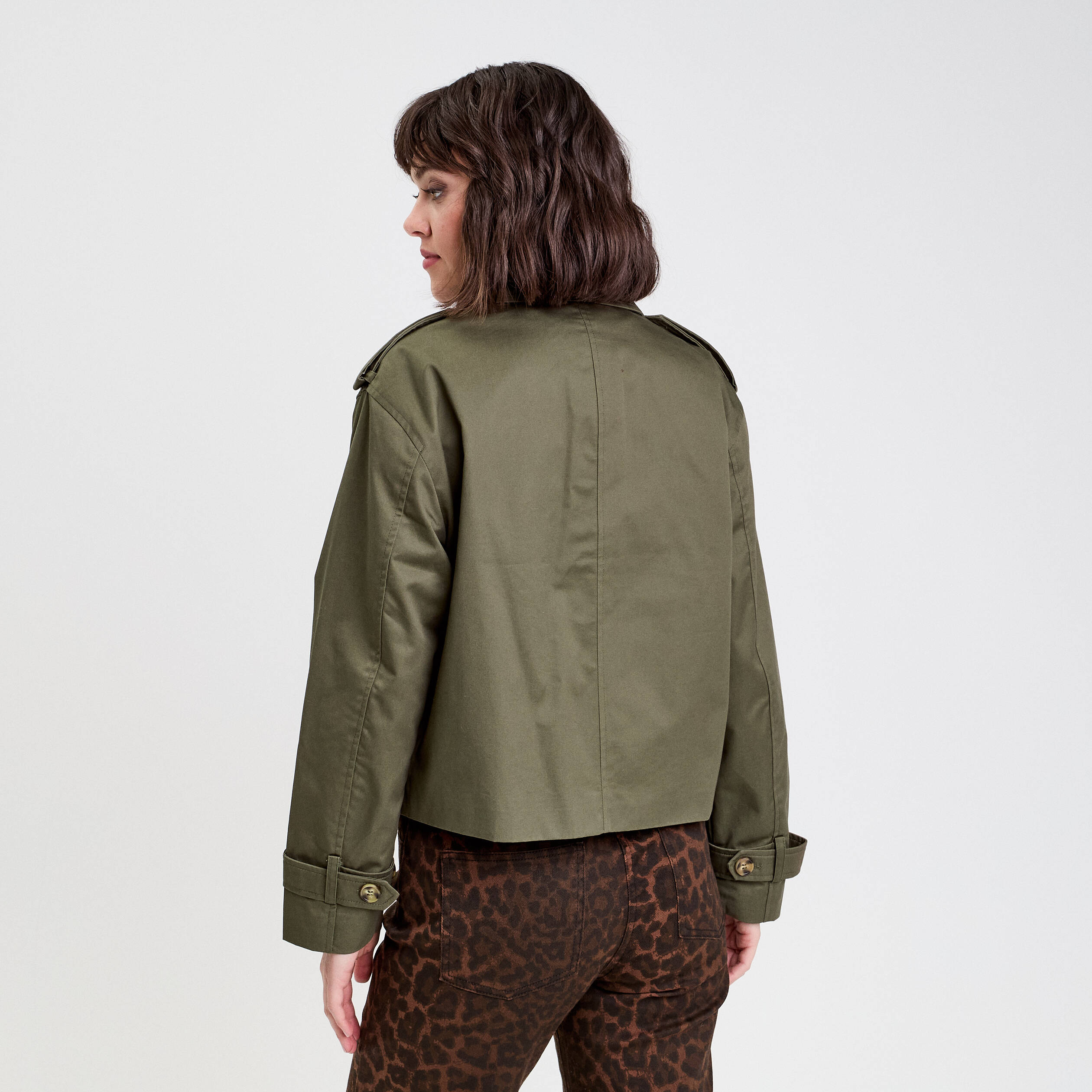 trench court boutonne vert kaki femme Trench court boutonné vert kaki femme
