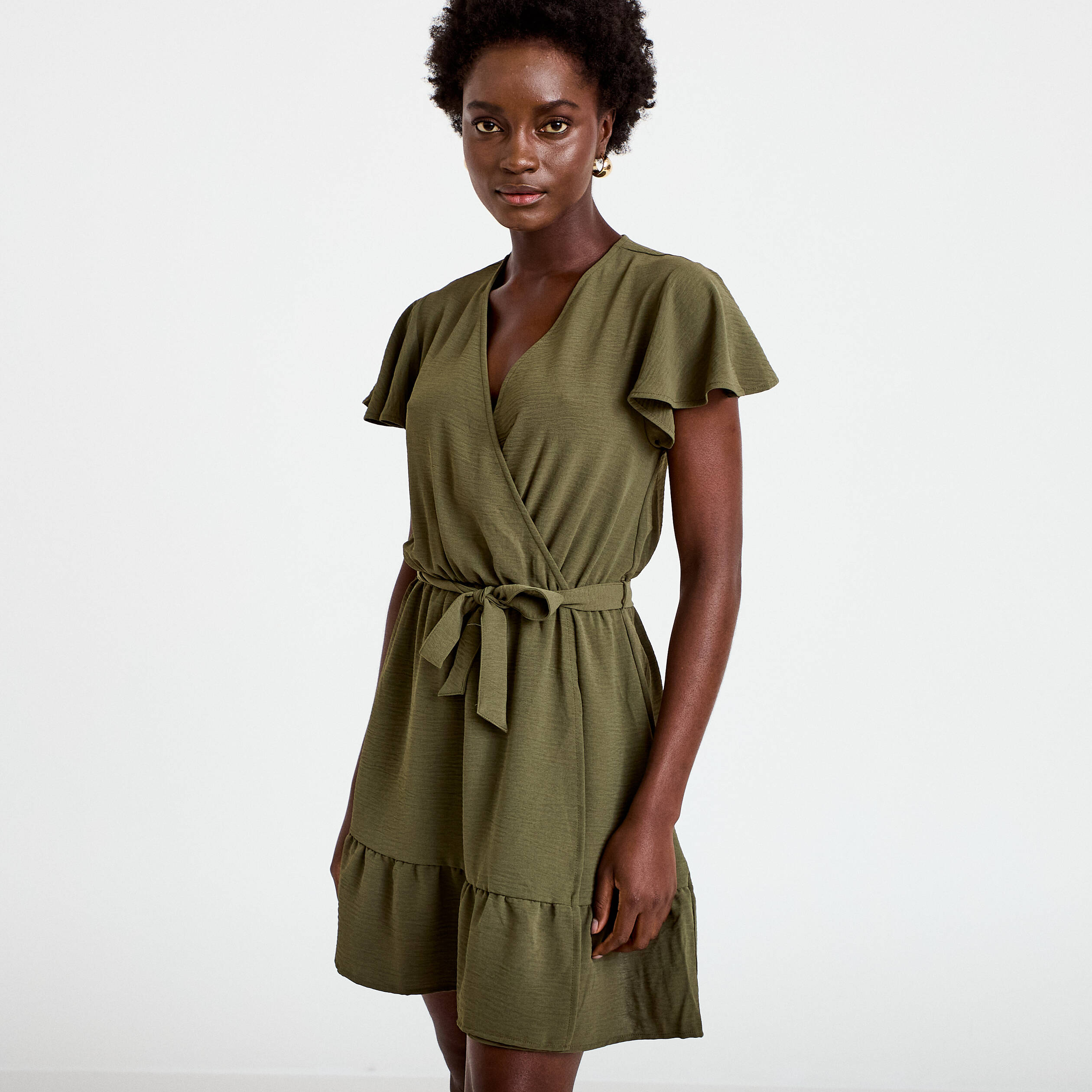 Robe courte &eacute;vas&eacute;e col v manches courtes vert kaki femme