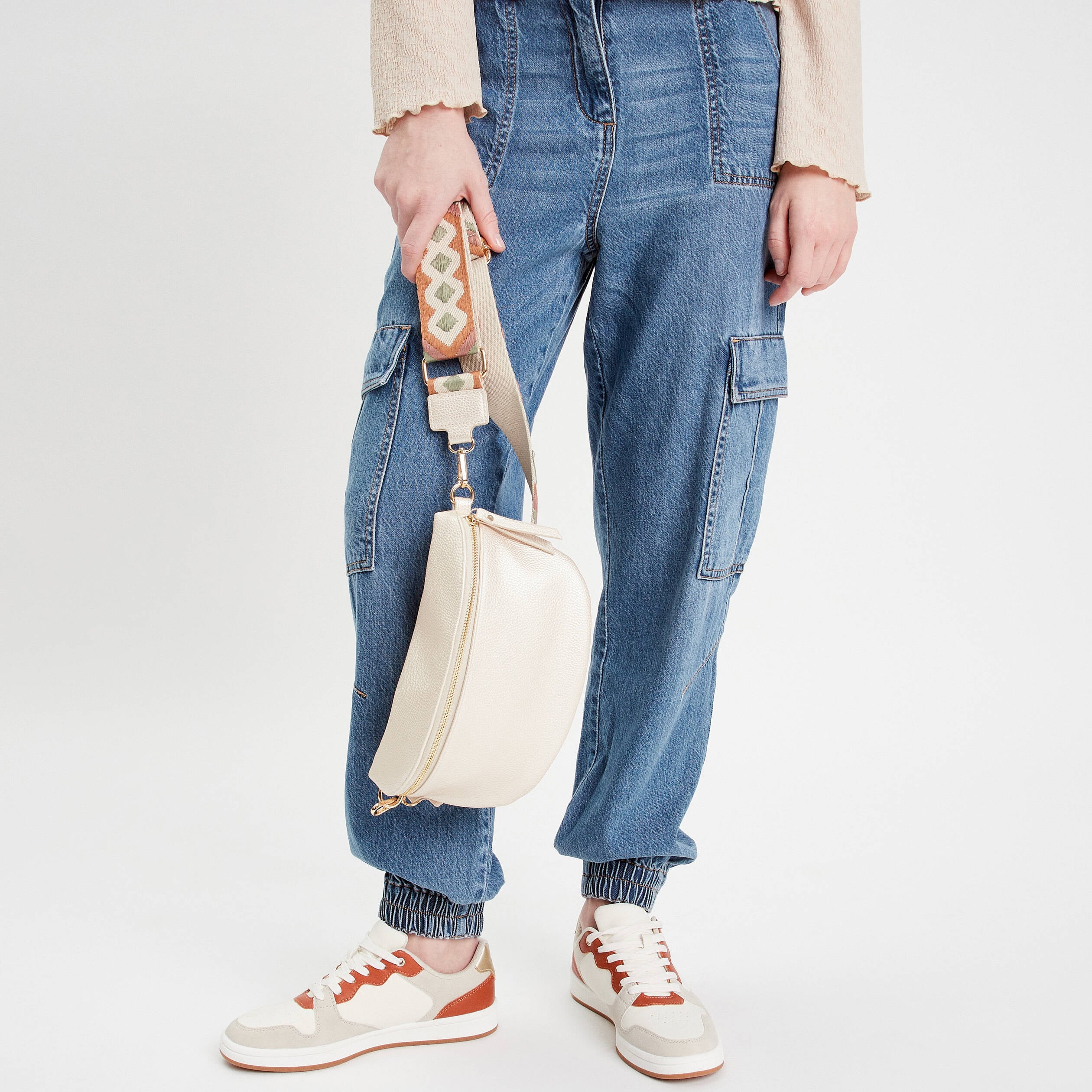 Sac banane en bandouli&egrave;re gris argent femme