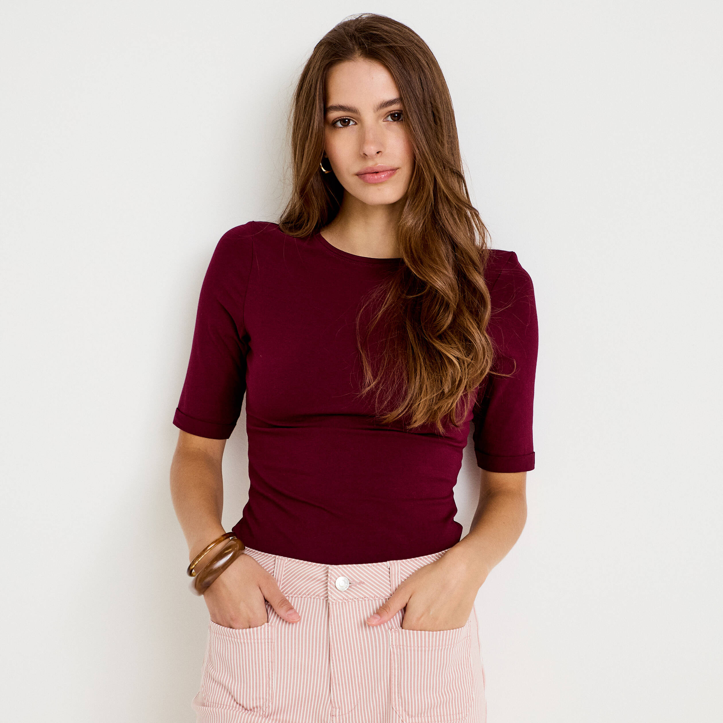 T-shirt ajust&eacute; col rond manches courtes bordeaux femme