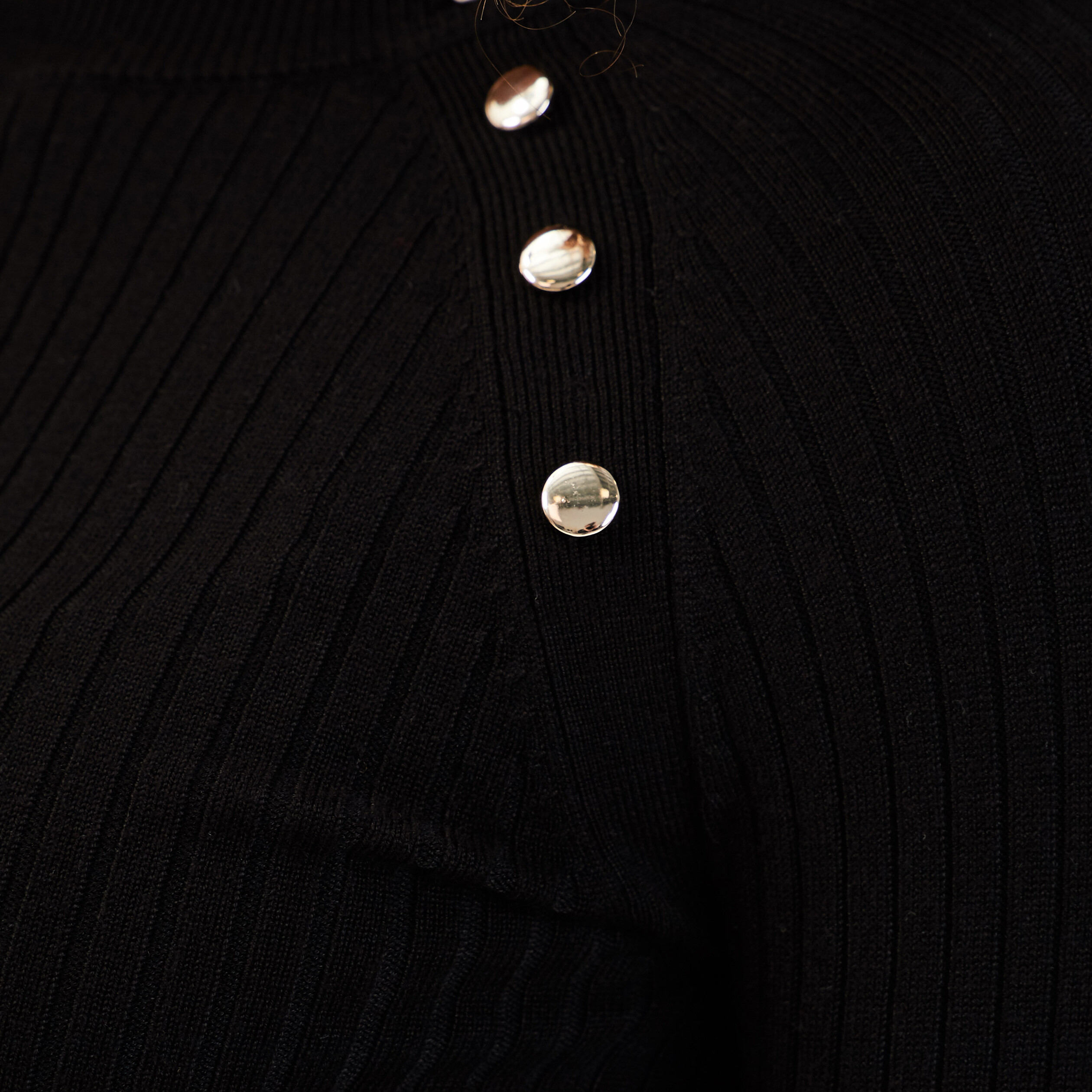 Pull c&ocirc;tel&eacute; avec boutons noir femme