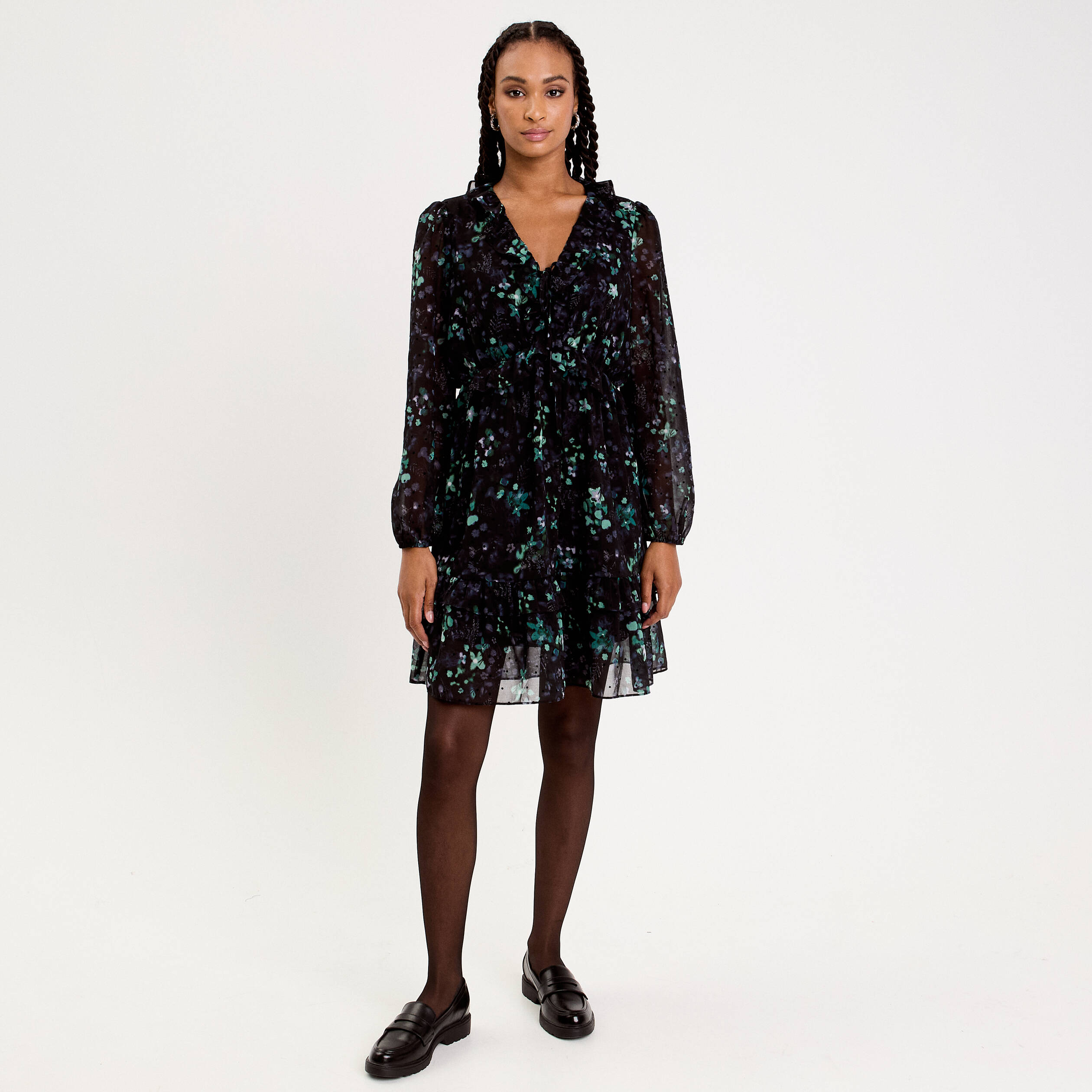 Robe courte &eacute;vas&eacute;e col V manches longues noir femme