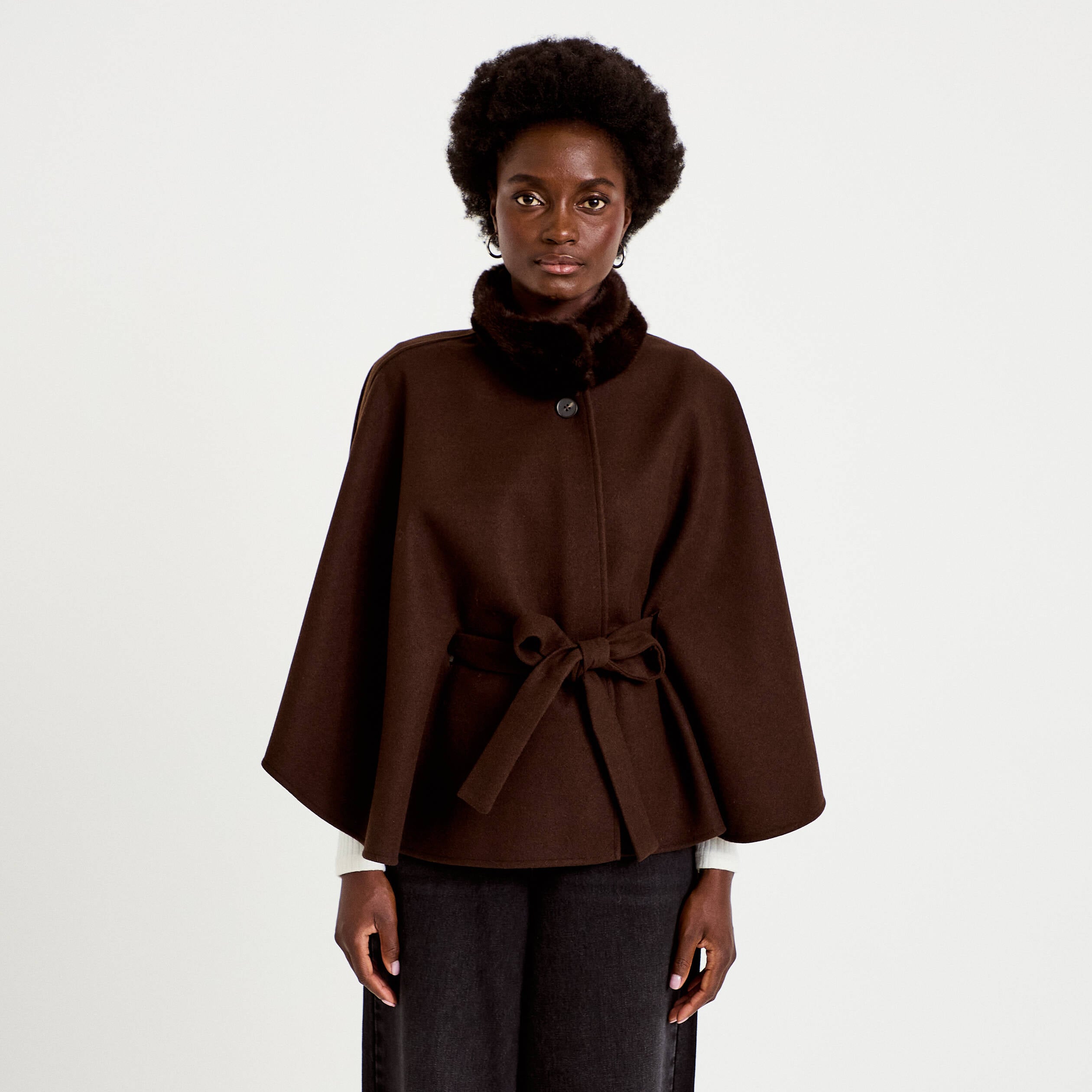 Poncho en fausse fourrure marron fonc&eacute; femme