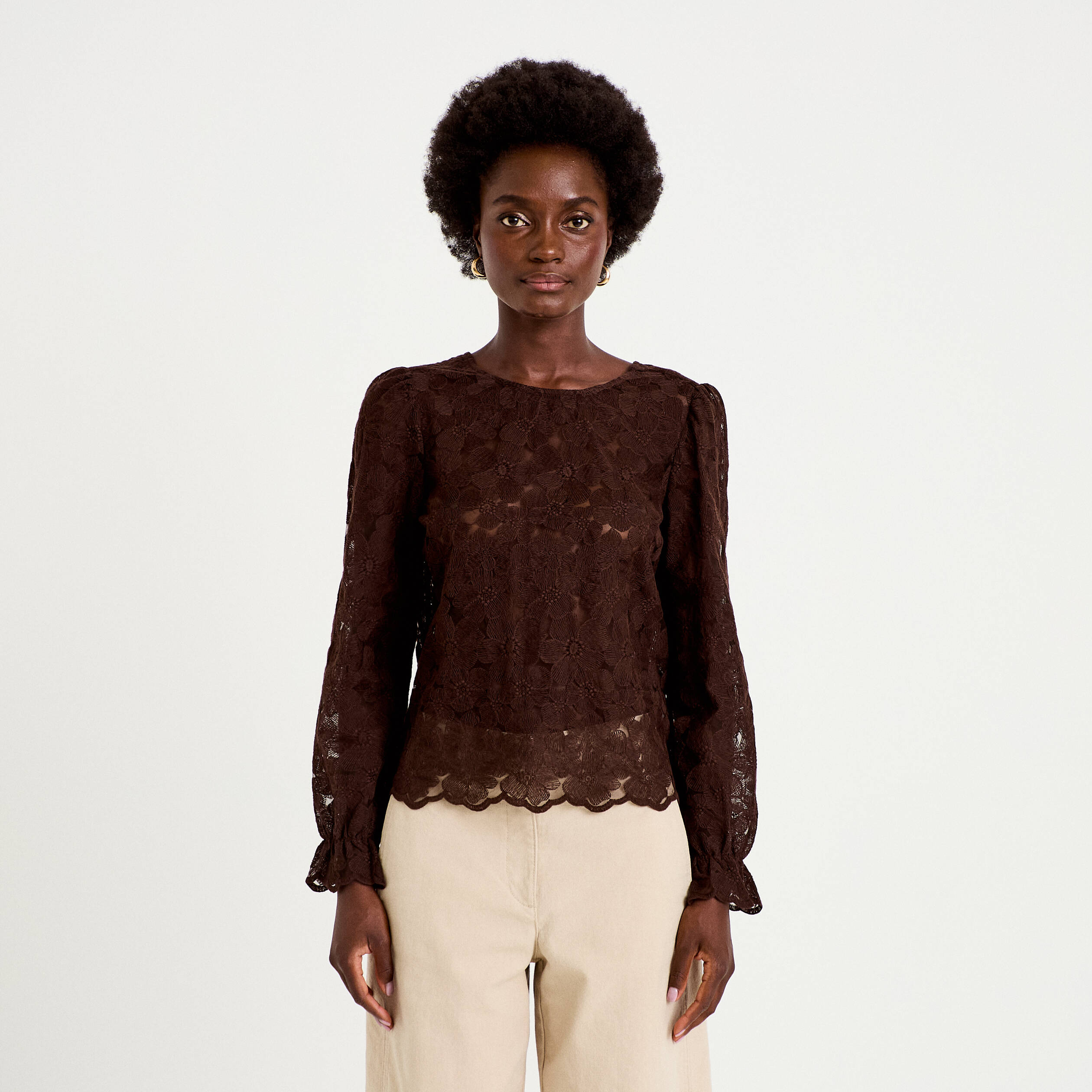 Blouse en dentelle d&eacute;collet&eacute; dos marron fonc&eacute; femme