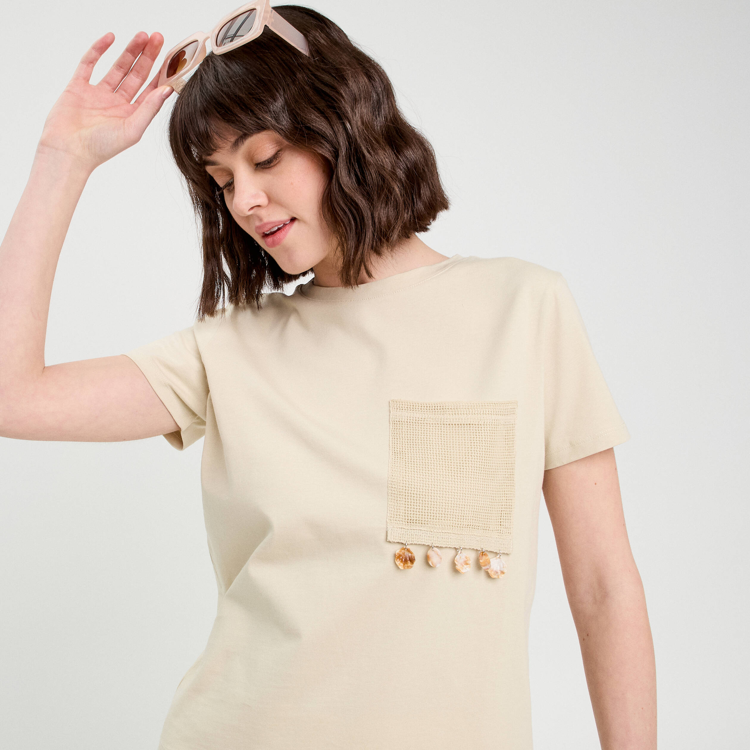T-shirt poche d&eacute;tails bijoux beige femme
