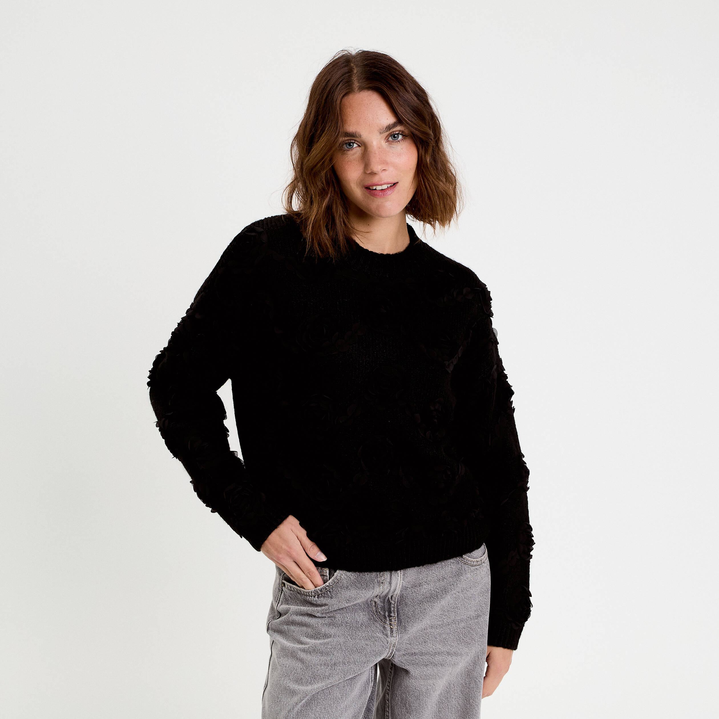 Pull noir à motifs fleur blanche