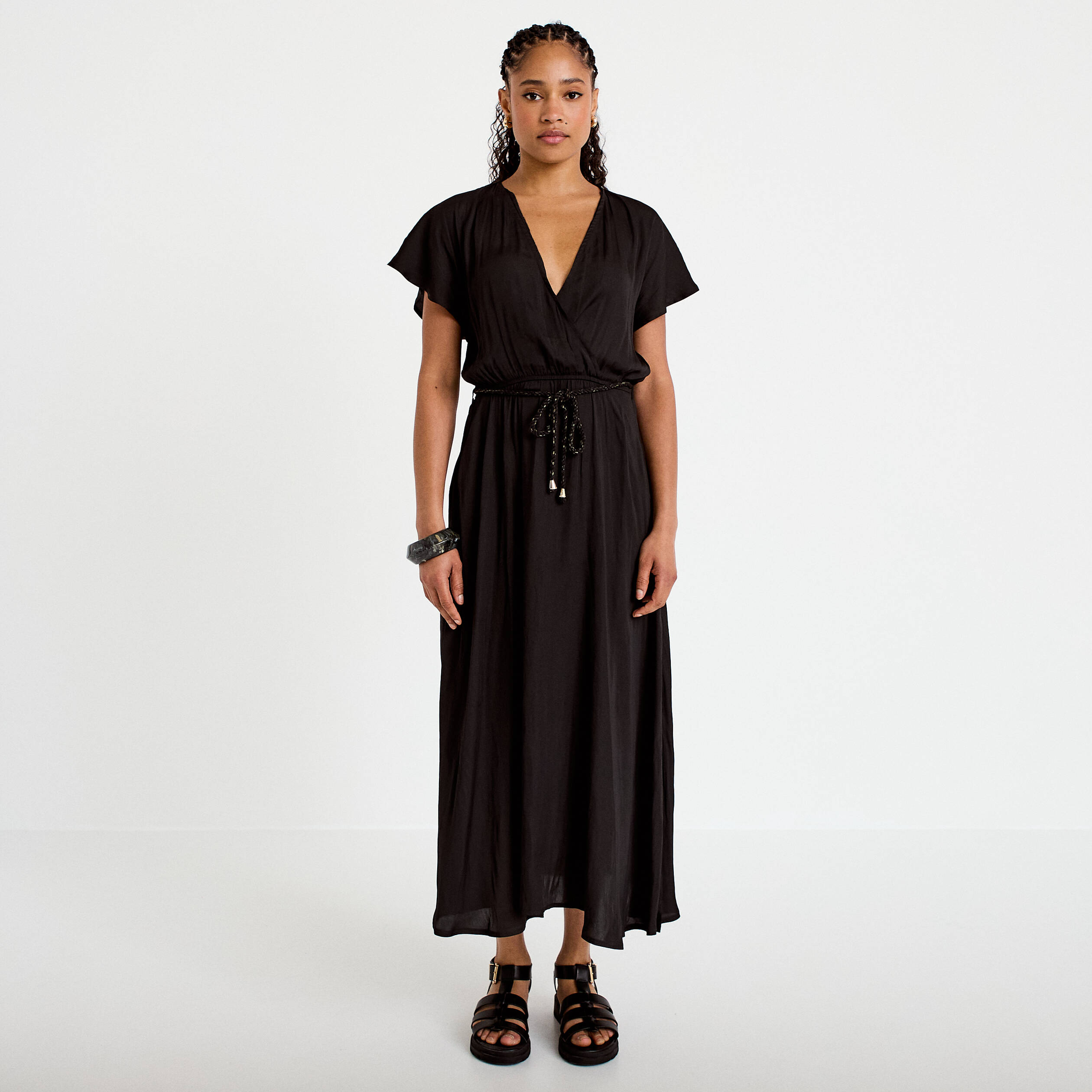 Robe longue &eacute;vas&eacute;e col v satin&eacute;e noir femme