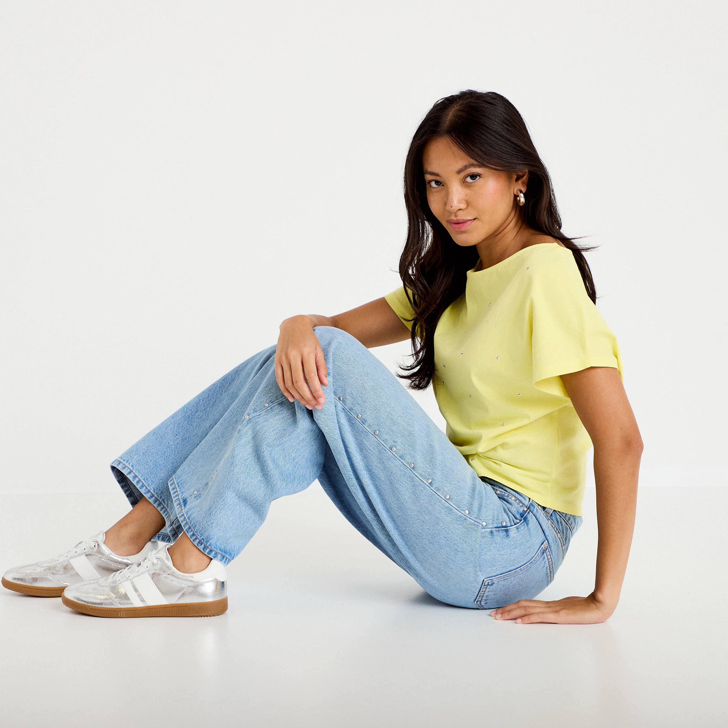 Jean wide leg d&eacute;tails clout&eacute;s denim bleach femme
