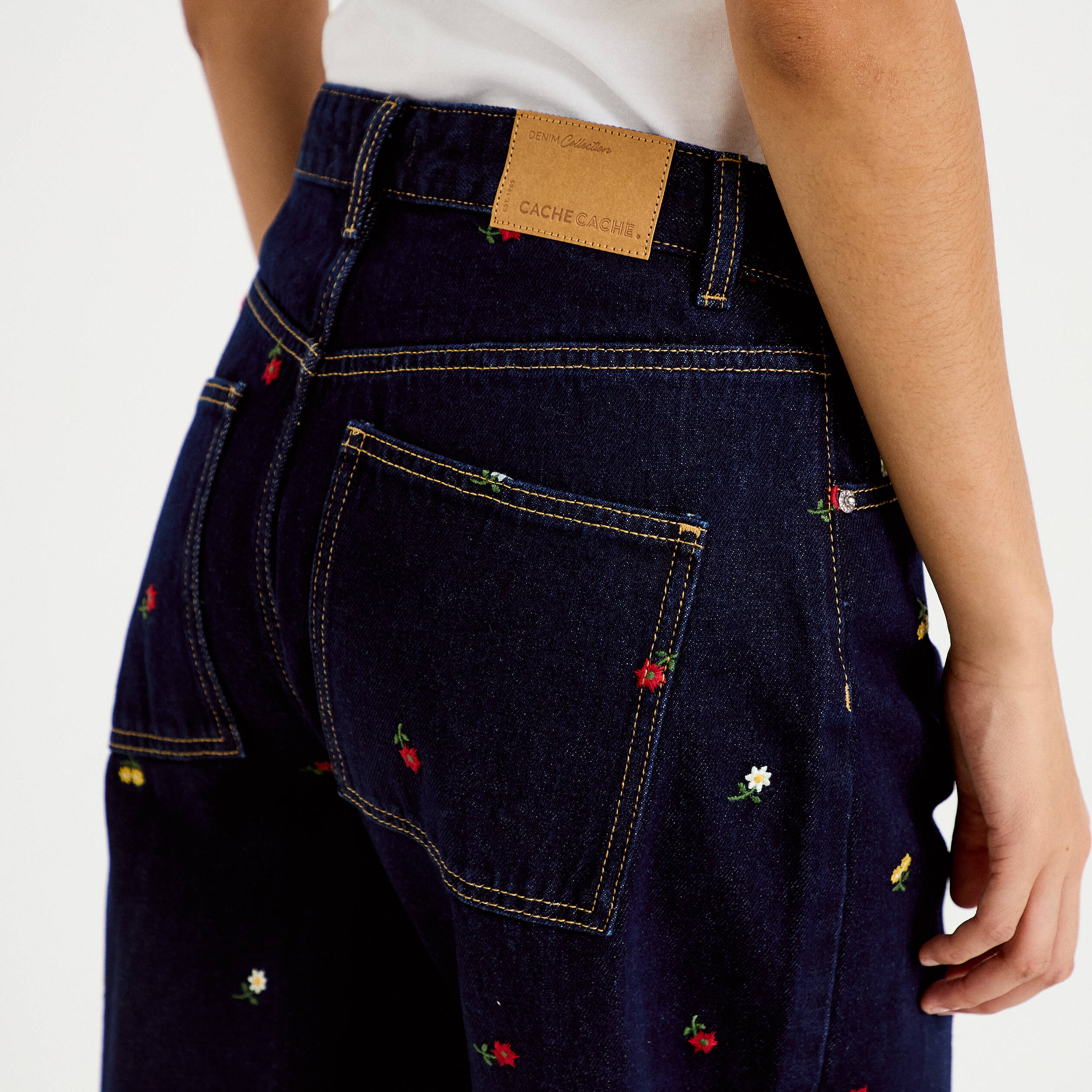 Jean barrel avec broderie bleu marine femme