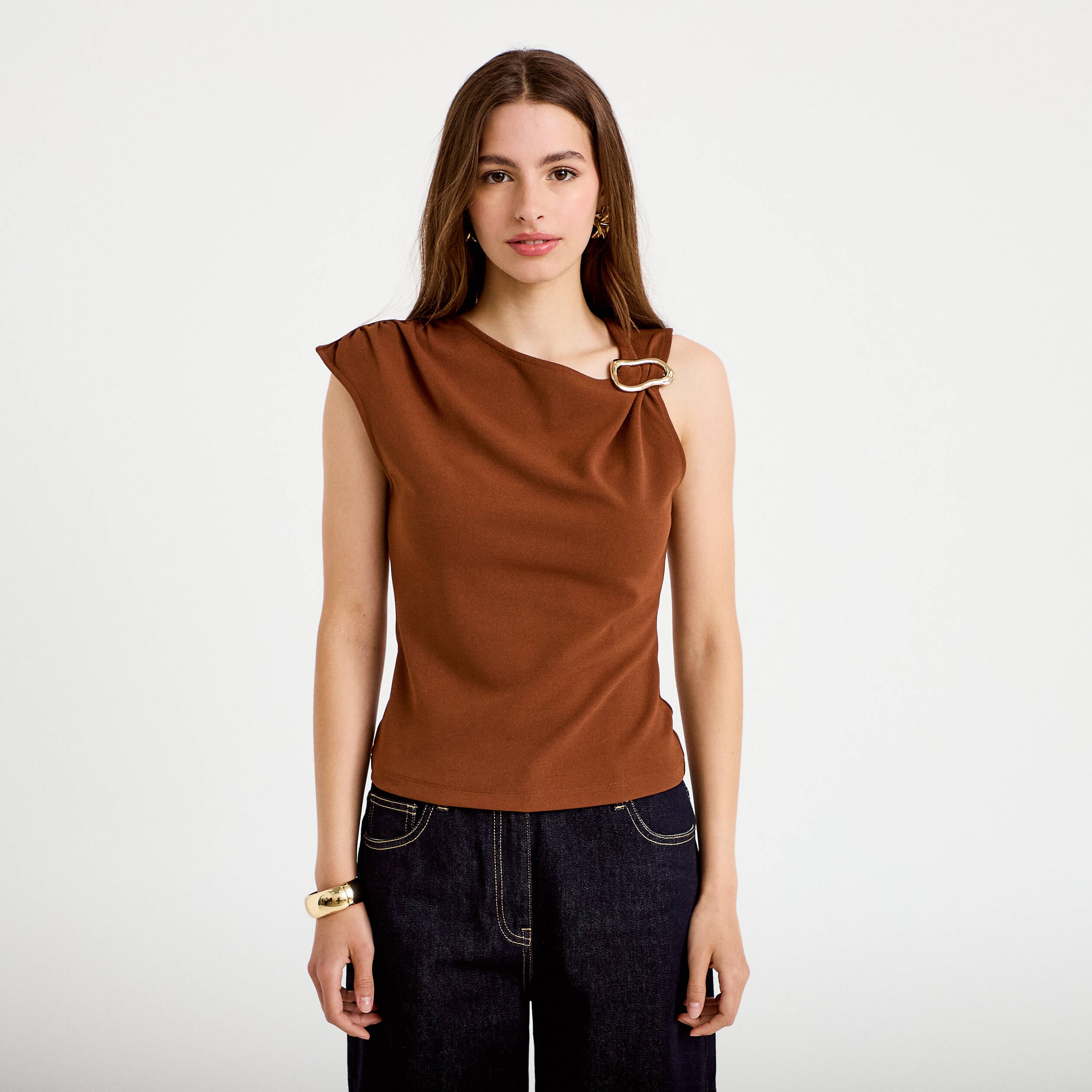 Top asym&eacute;trique d&eacute;tail bijou marron femme