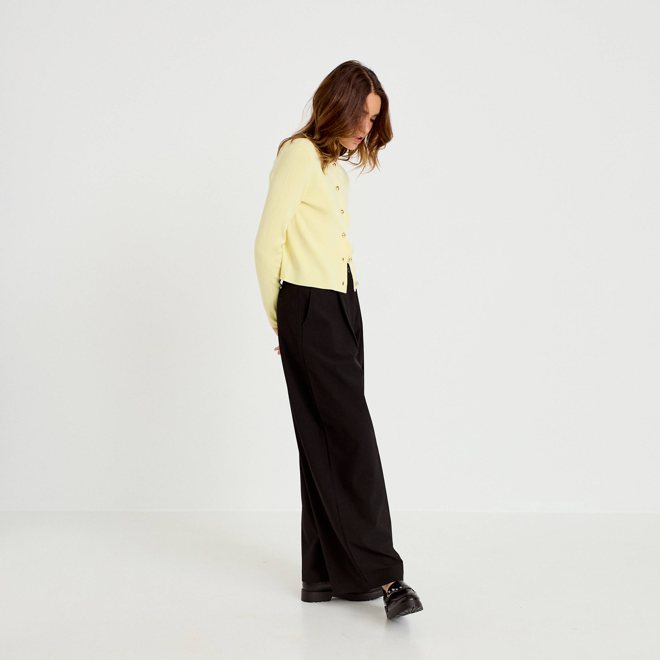Gilet ajust&eacute; cropped col rond jaune clair femme