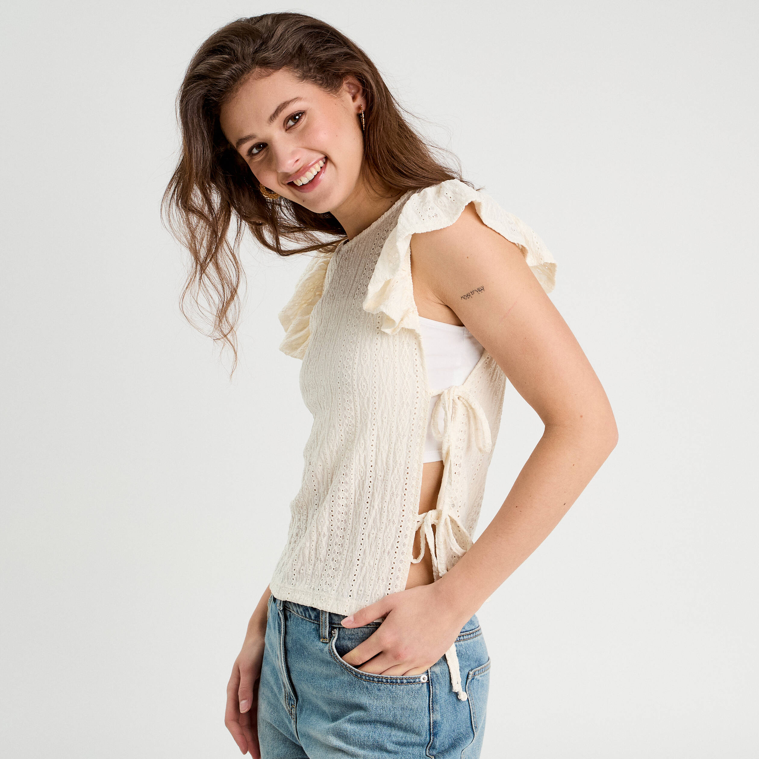 T-shirt brod&eacute; avec volants ecru femme