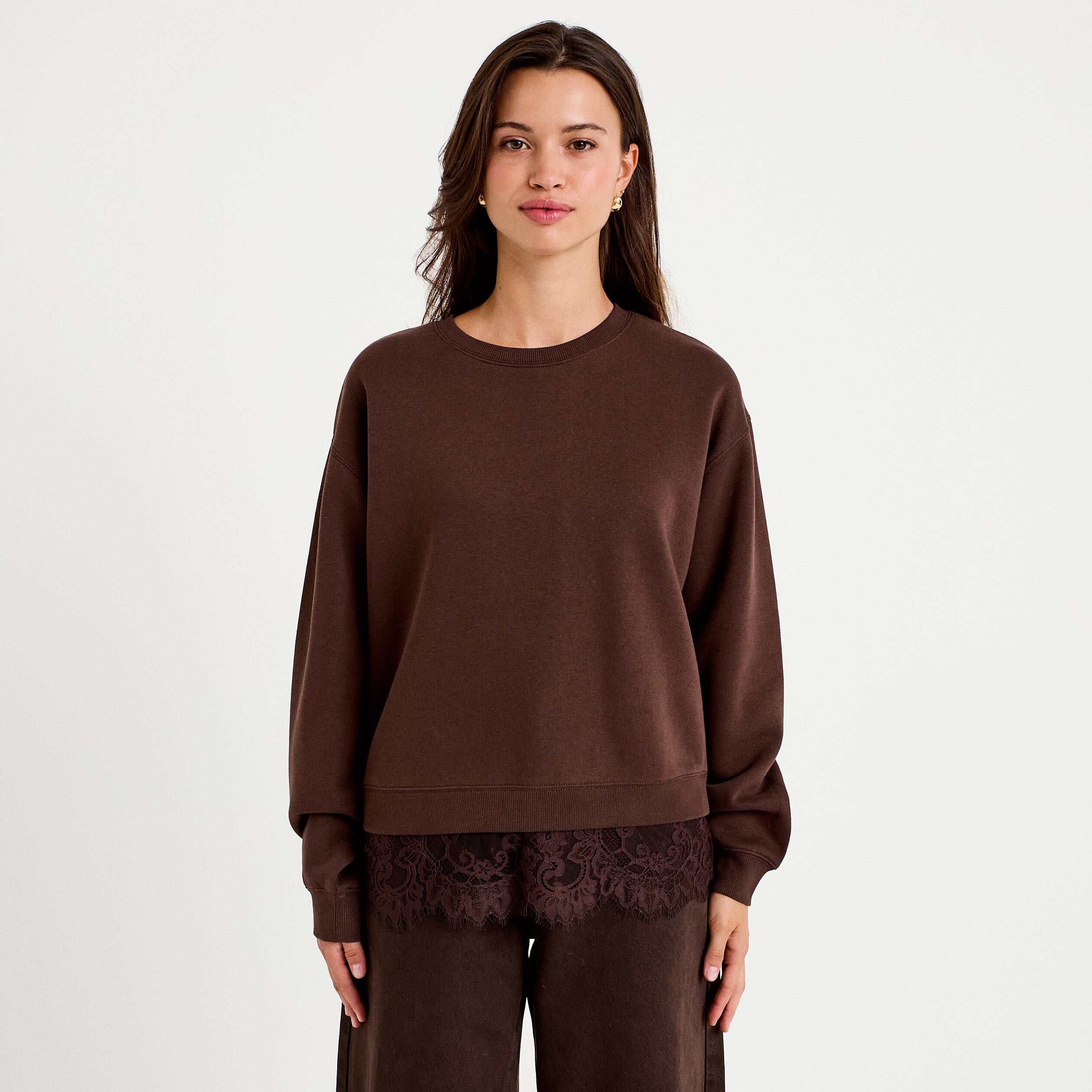 Sweat droit col rond d&eacute;tail dentelle marron fonc&eacute; femme