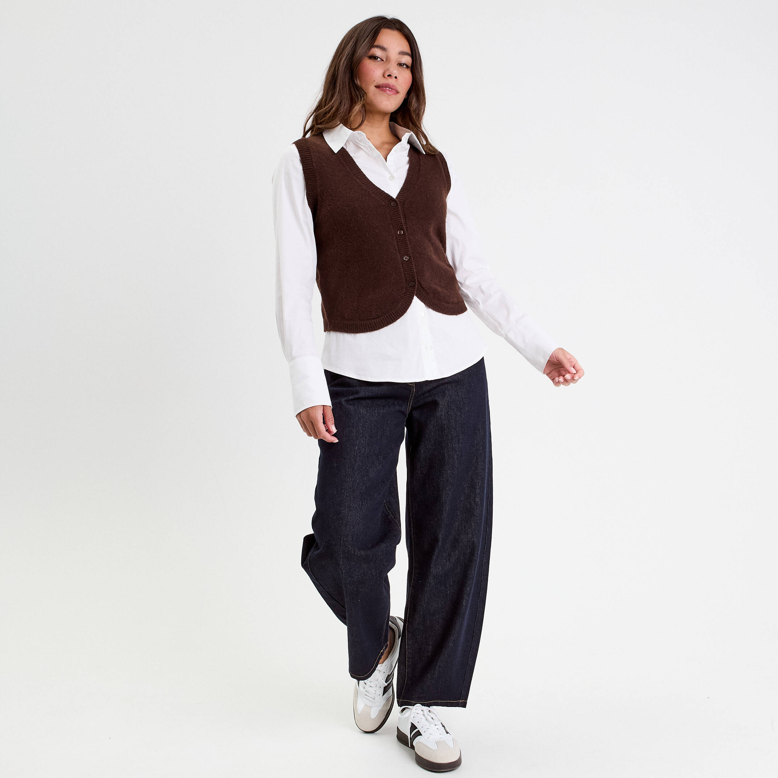 gilet sans manches ajuste marron fonce femme Gilet sans manches ajusté marron foncé femme