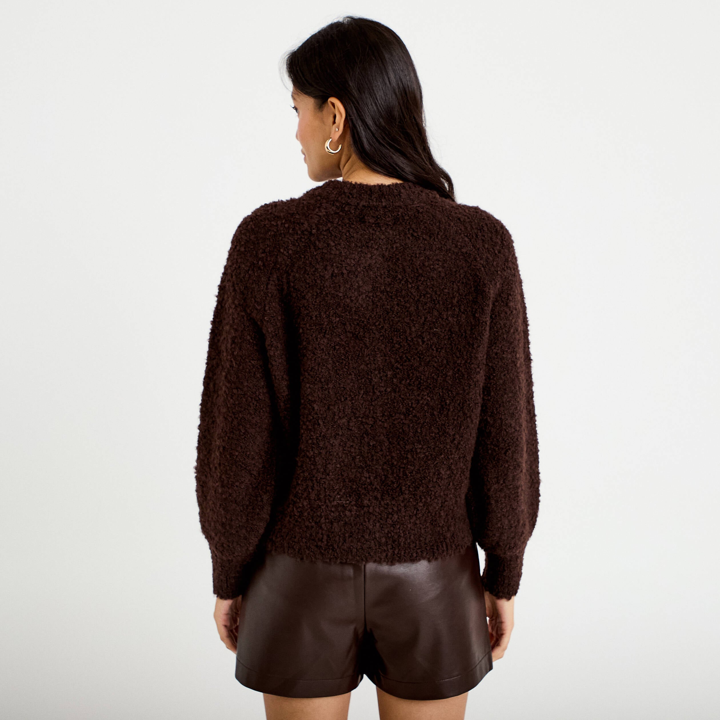 Gilet bouclette col rond manches longues marron fonc&eacute; femme