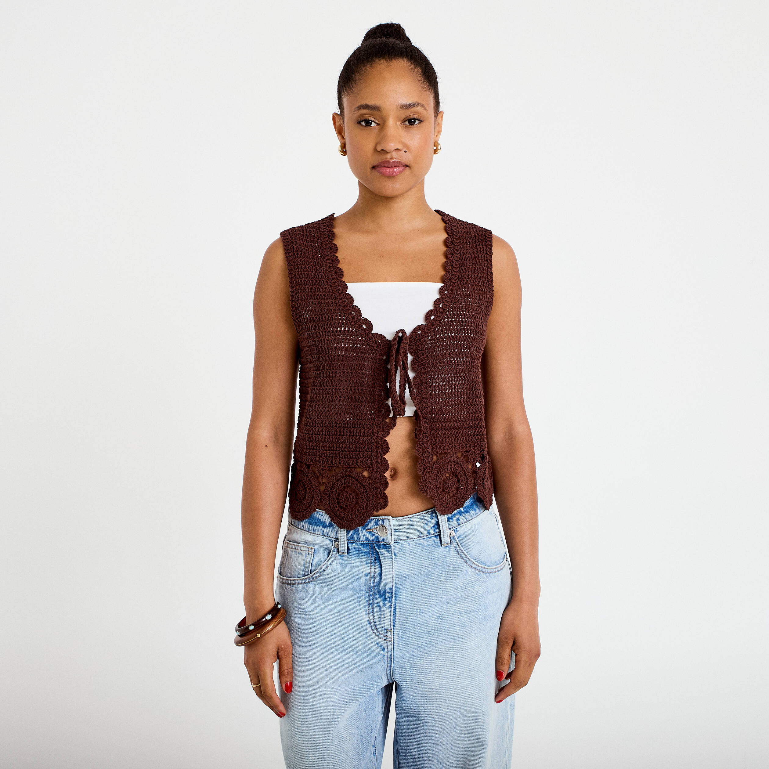 Gilet ajust&eacute; court sans manches col v marron fonc&eacute; femme