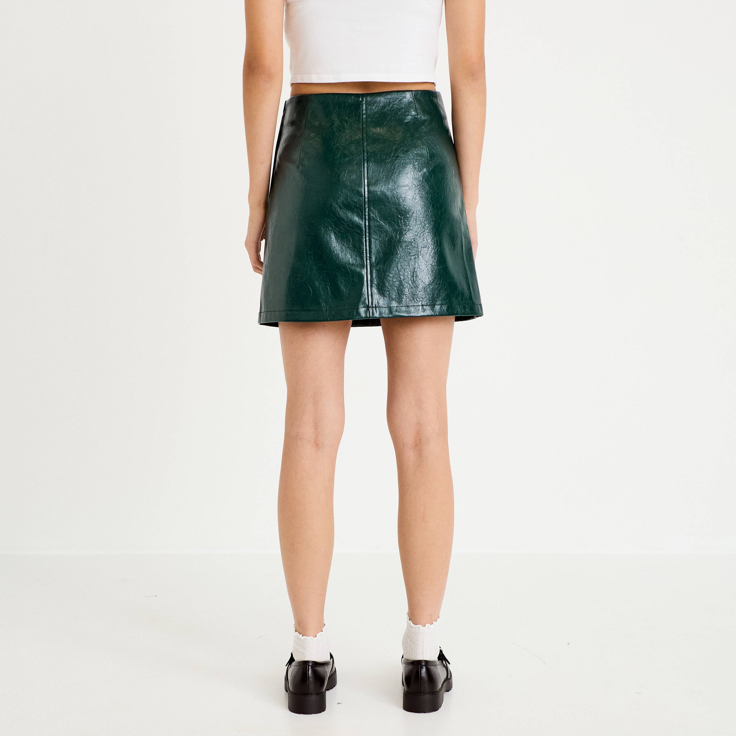 Jupe droite courte en similicuir vert fonc&eacute; femme