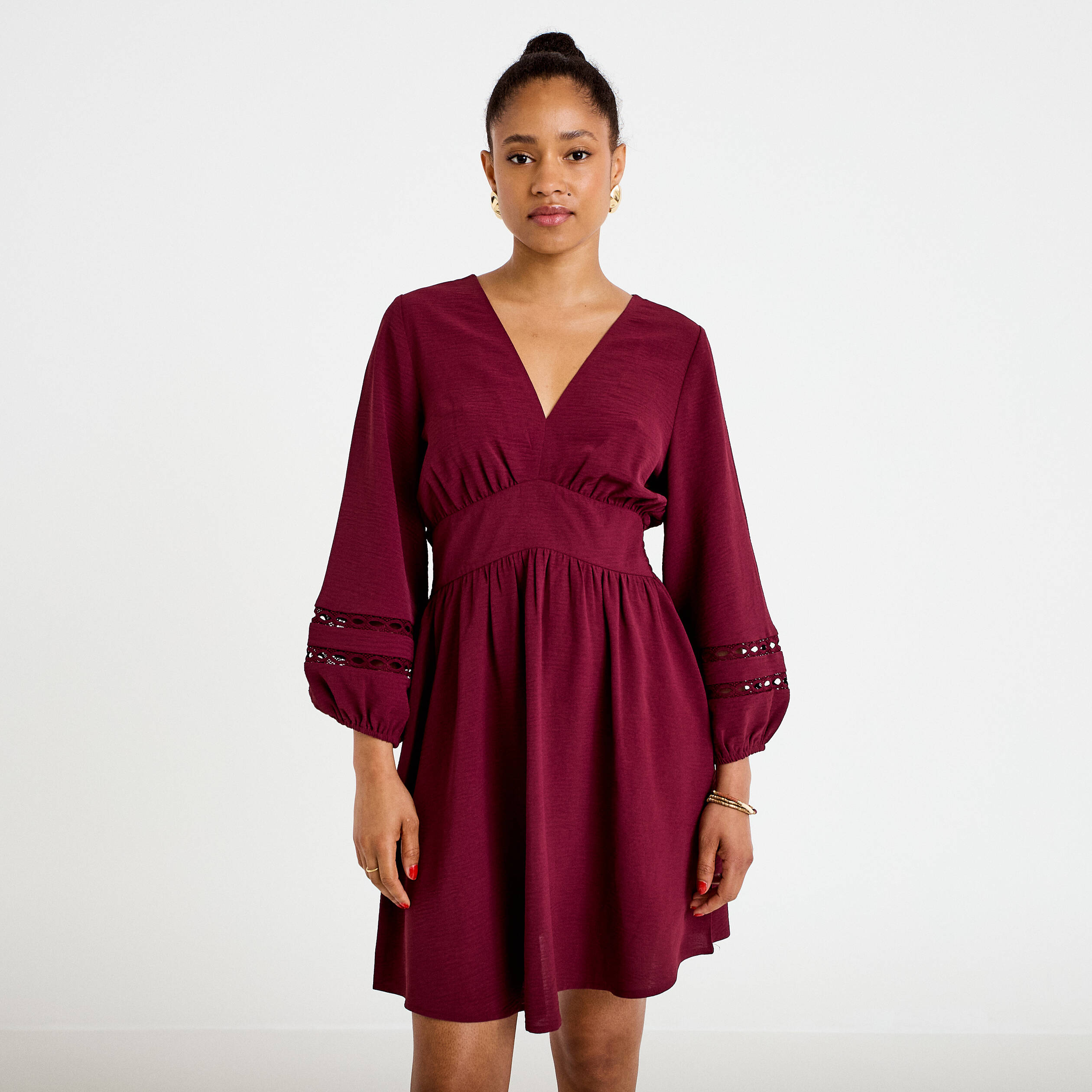 Robe courte &eacute;vas&eacute;e col v manches 3/4 bordeaux femme