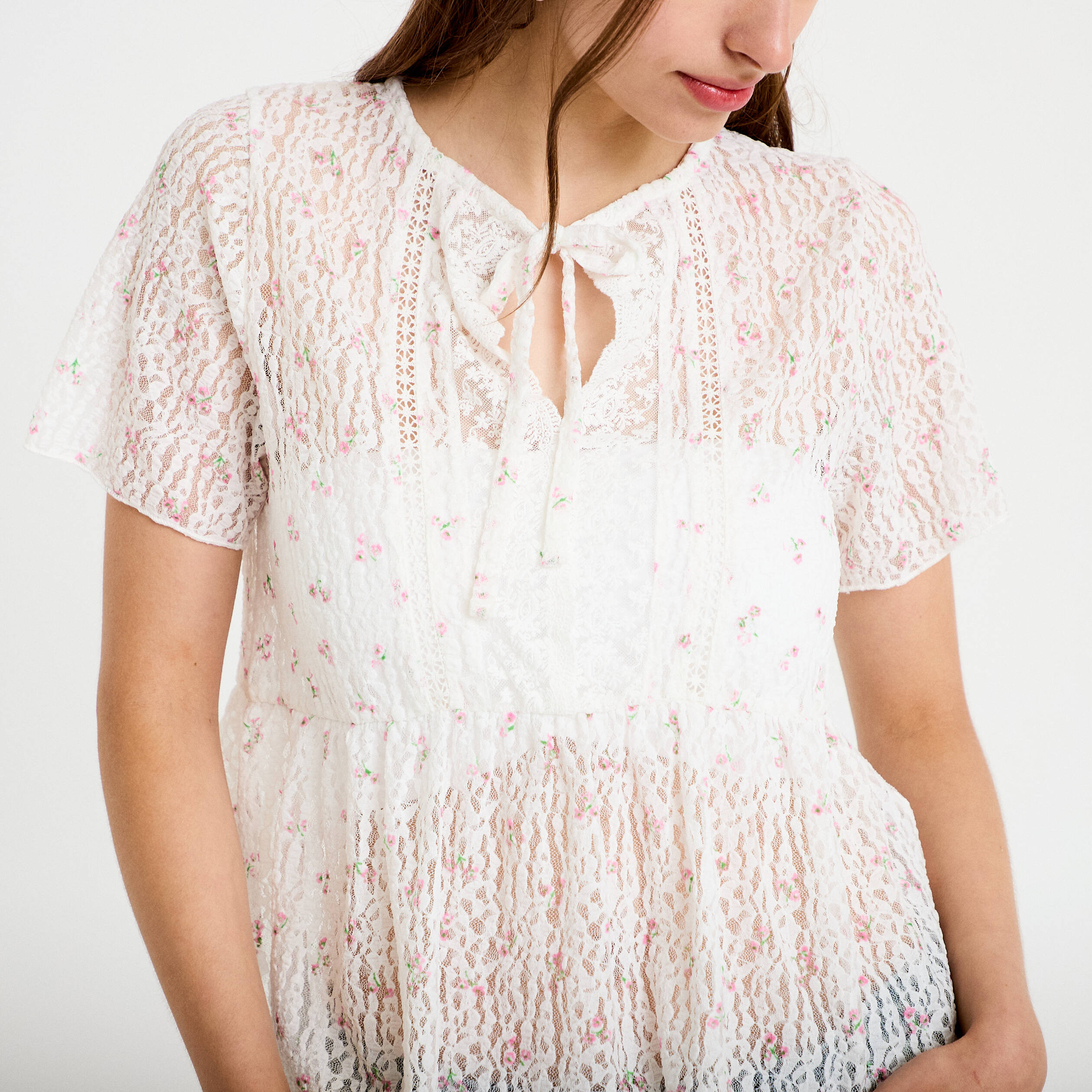Blouse dentelle col rond manches courtes blanc femme