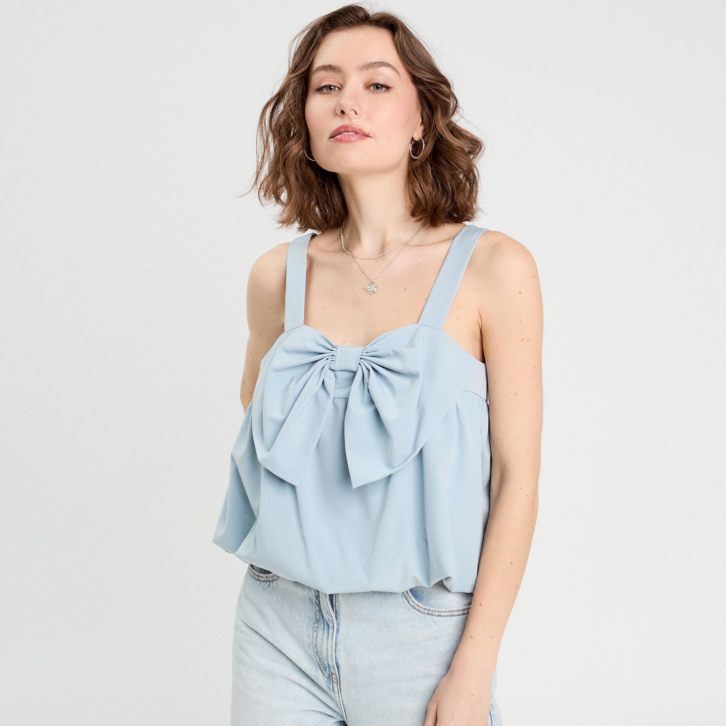 debardeur effet boule et noeud bleu clair femme Débardeur effet boule et noeud bleu clair femme