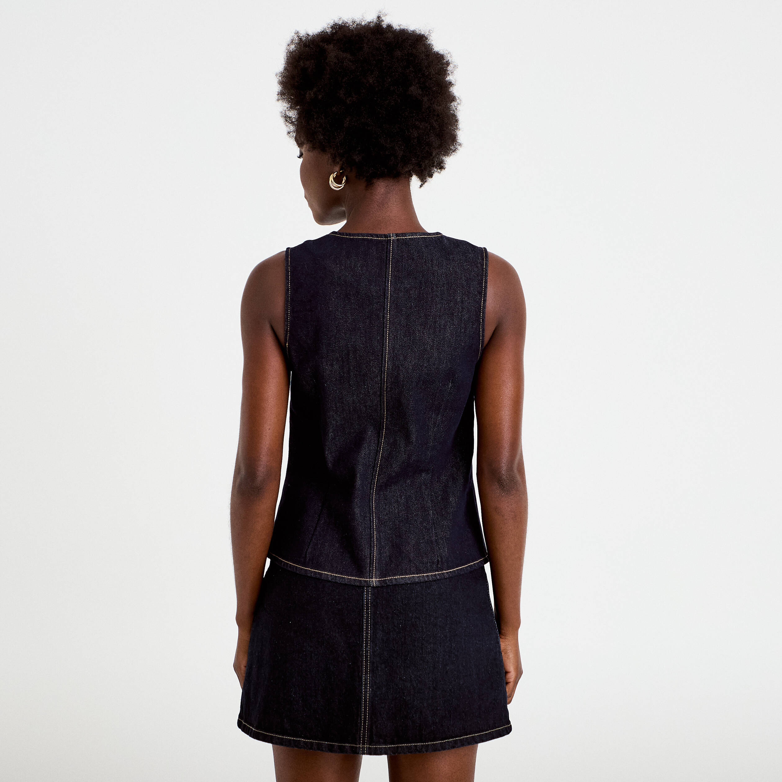 Gilet cintr&eacute; sans manches en jean denim brut femme