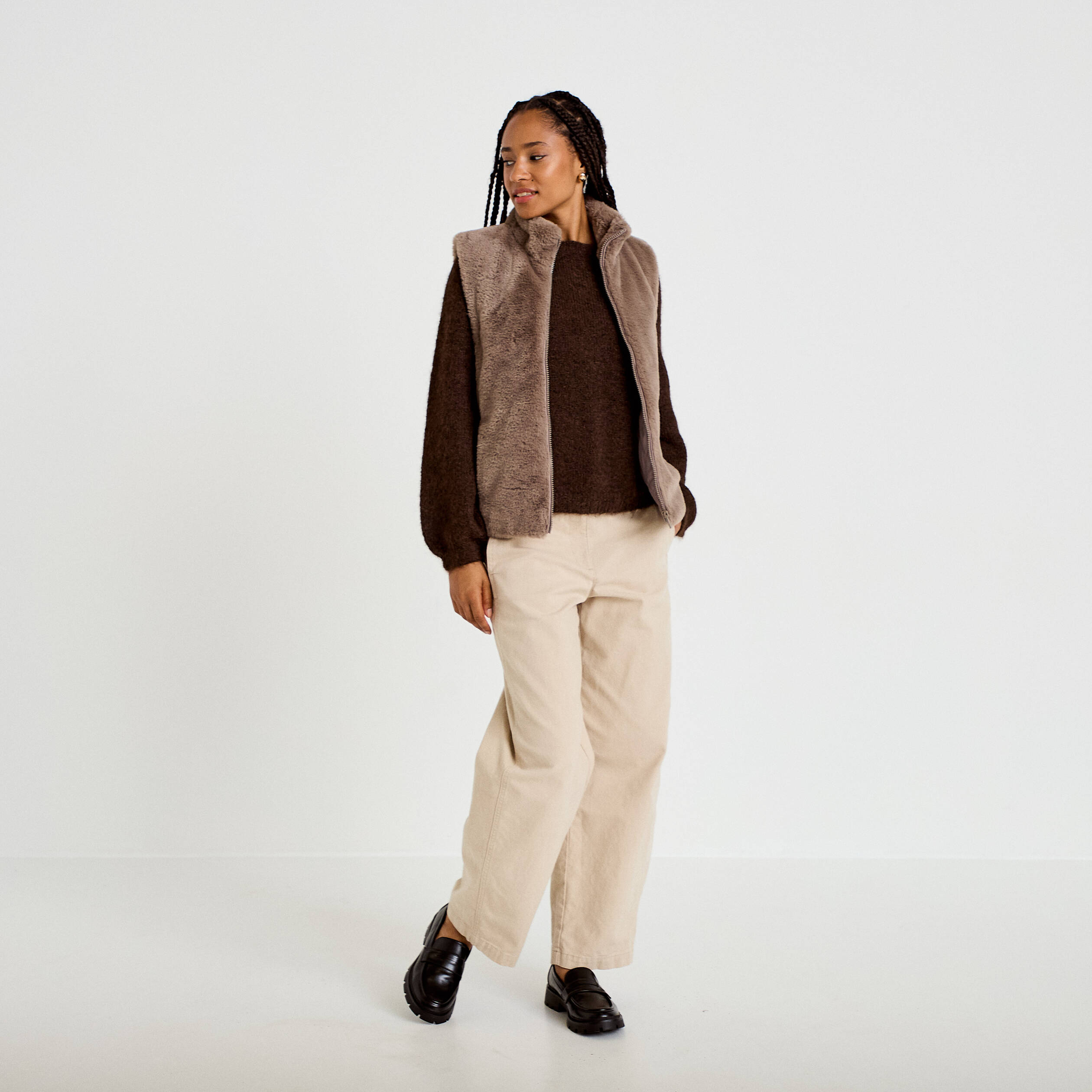 Veste courte ajust&eacute;e sans manches taupe femme