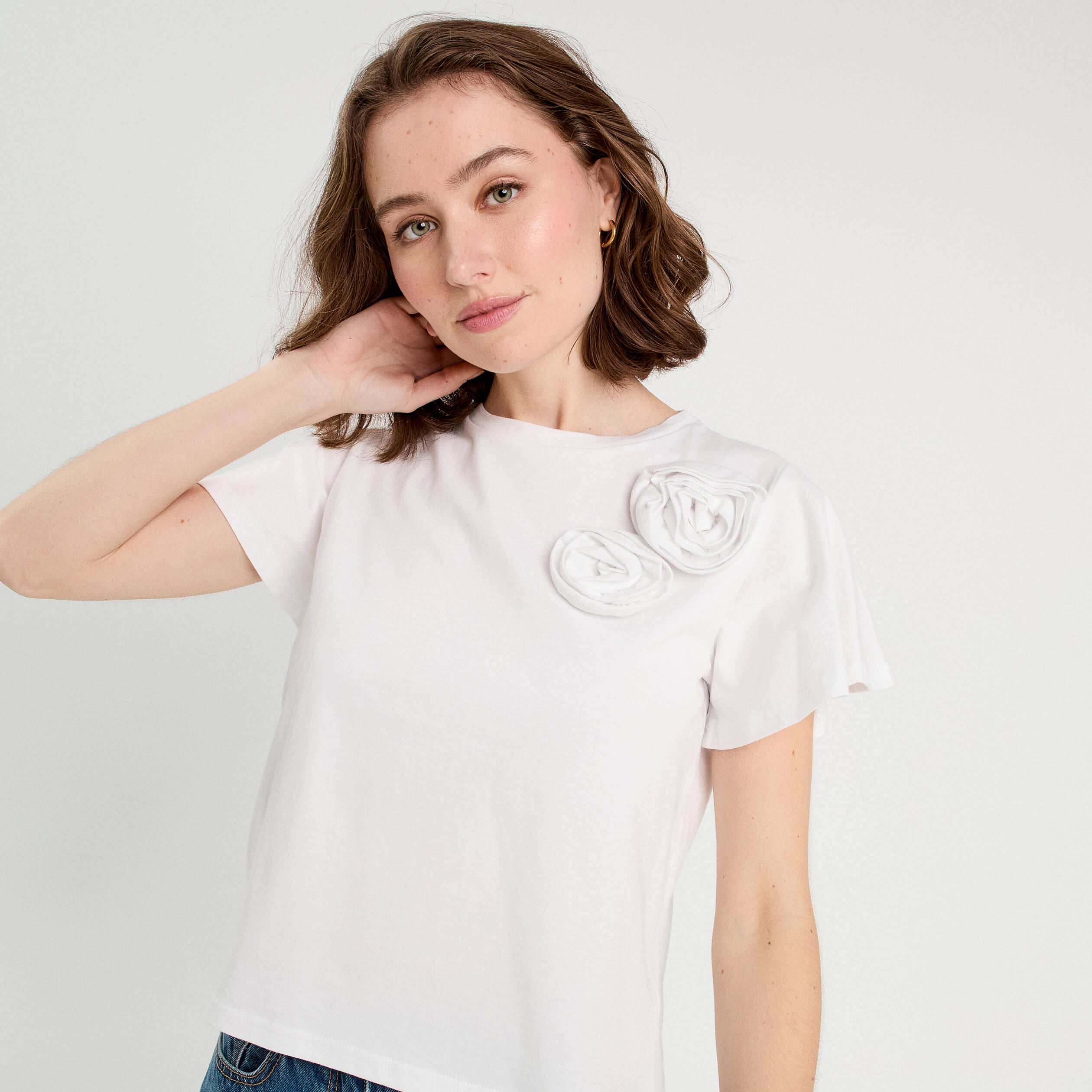 T-shirt d&eacute;tails fleurs blanc femme