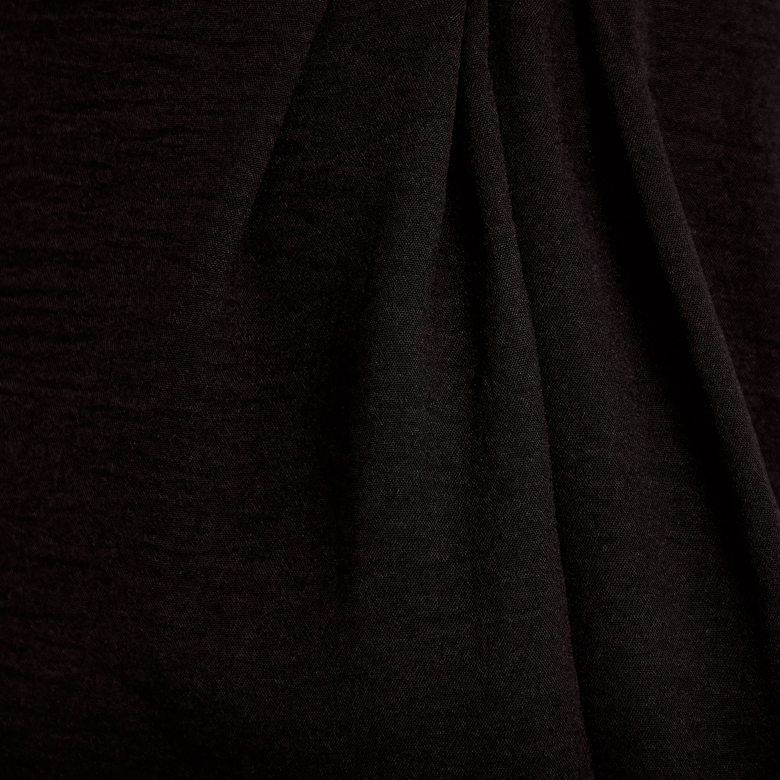 Jupe longue pliss&eacute;e avec bijou noir femme