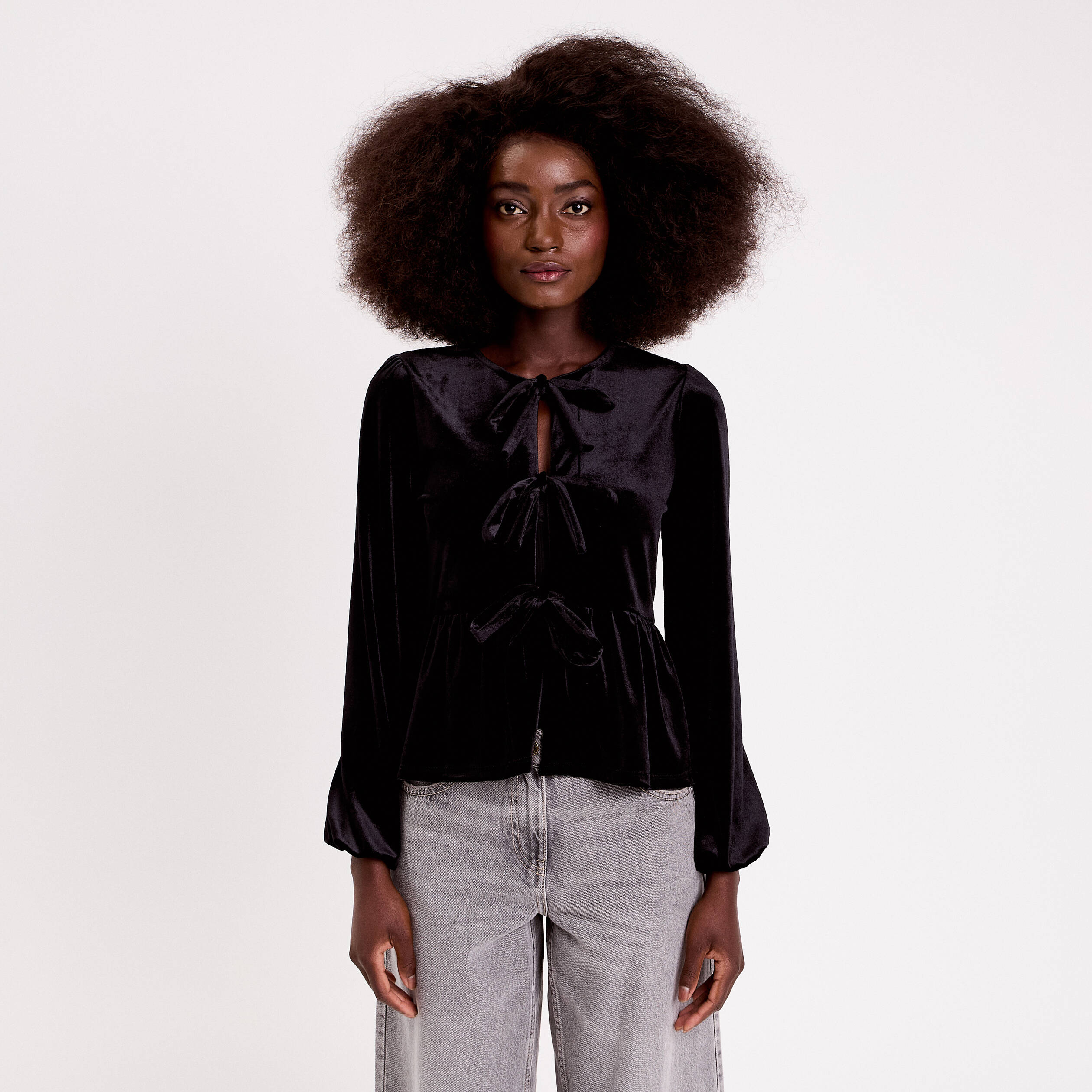 Blouse nou&eacute;e en velours noir femme