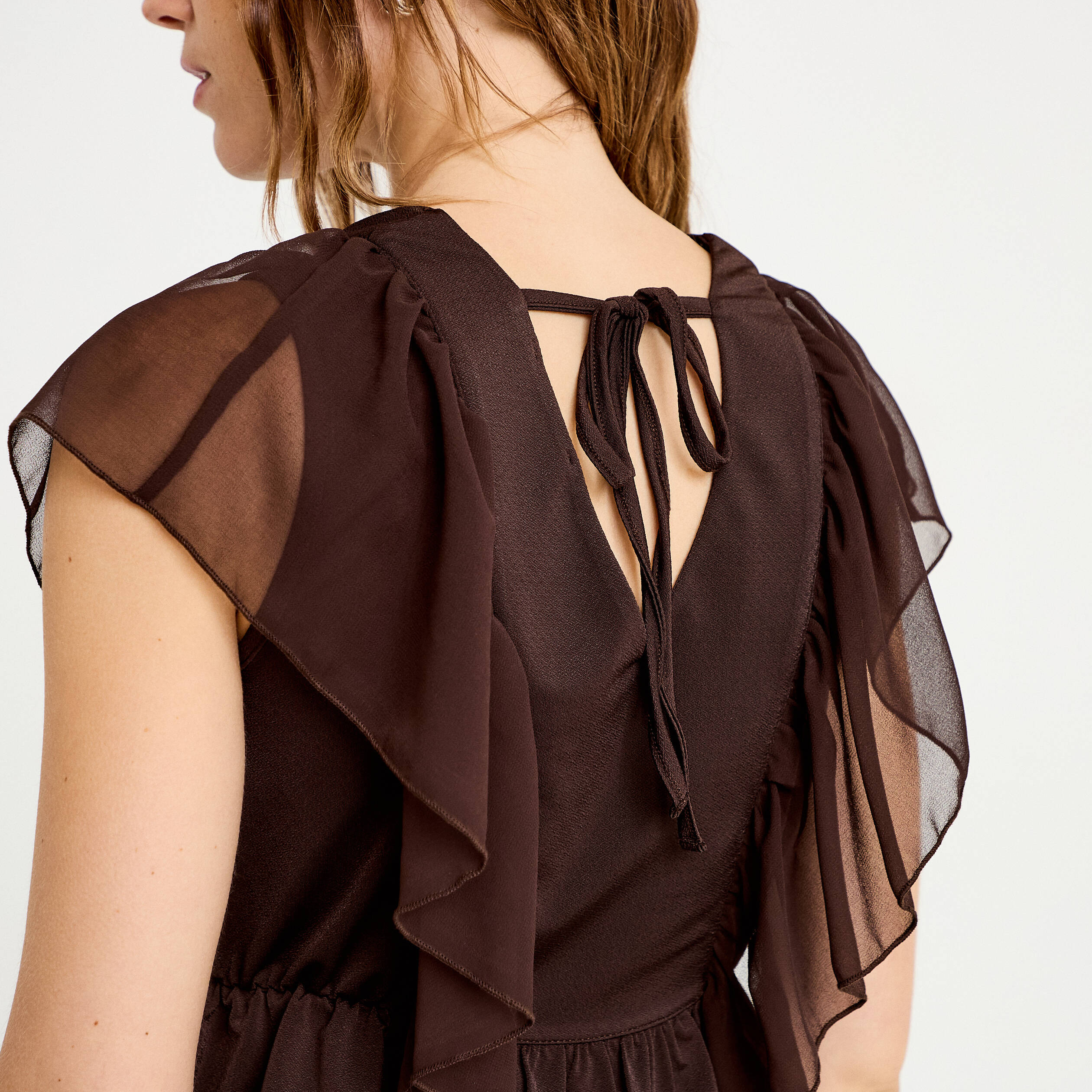 Blouse d&eacute;collet&eacute; voile manches courtes marron fonc&eacute; femme