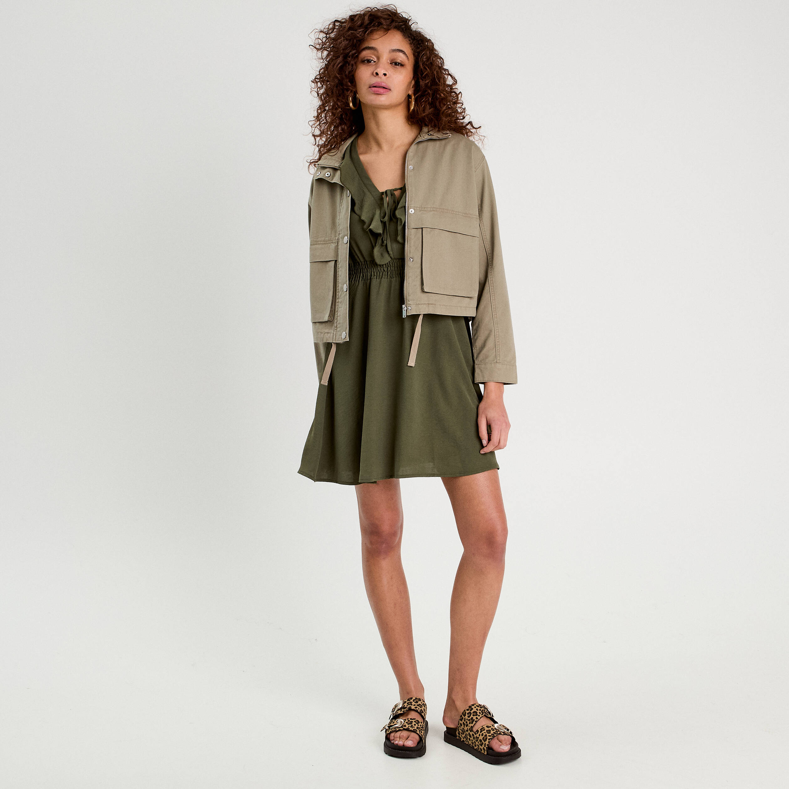 Robe &eacute;vas&eacute;e avec volants vert kaki femme