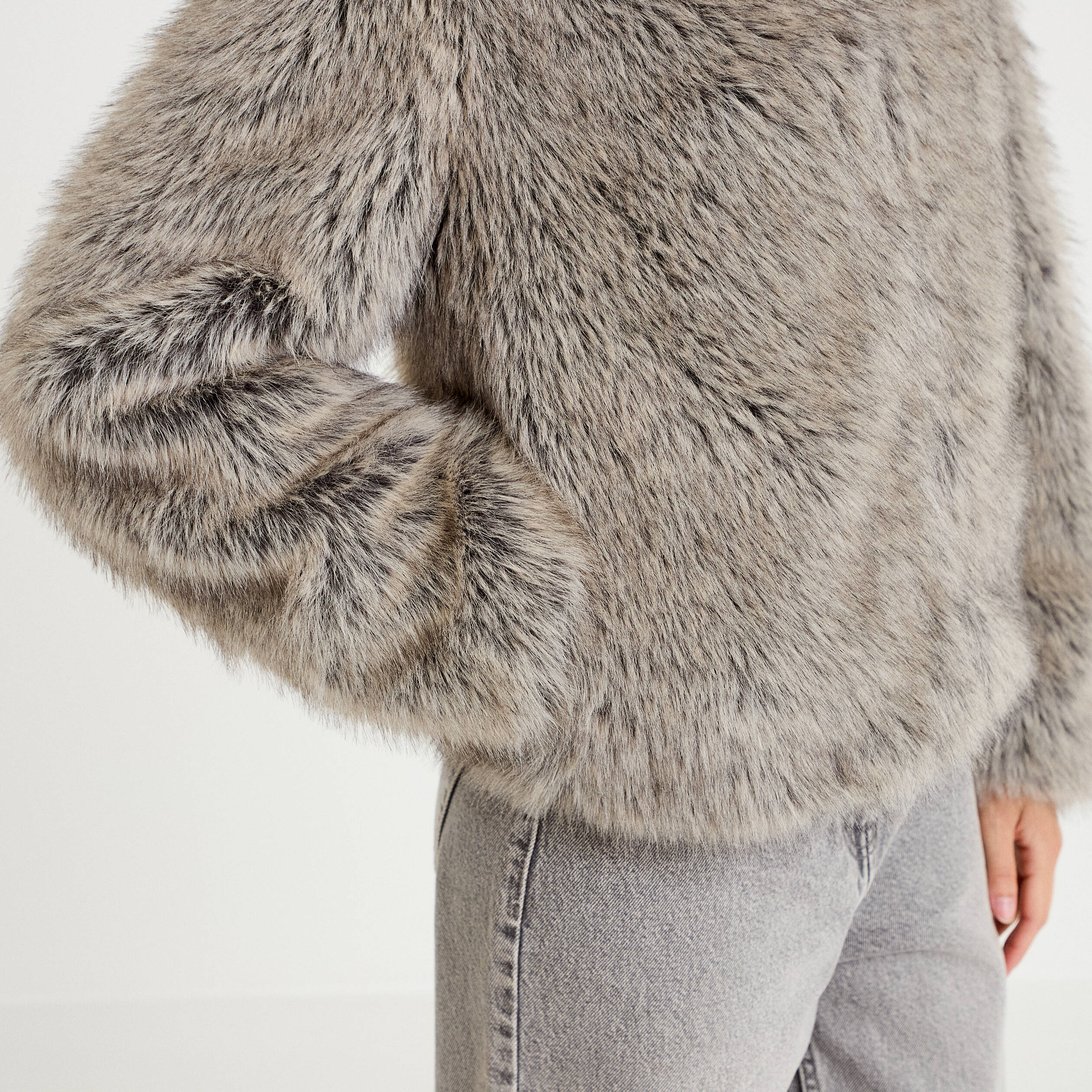 Veste courte en fausse fourrure gris clair femme
