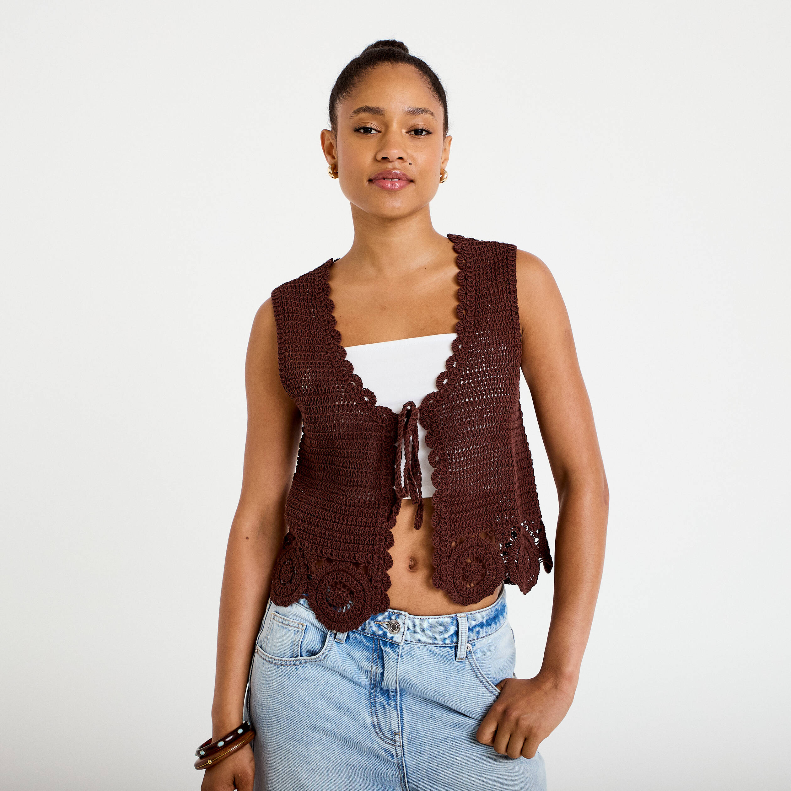 Gilet ajust&eacute; court sans manches col v marron fonc&eacute; femme