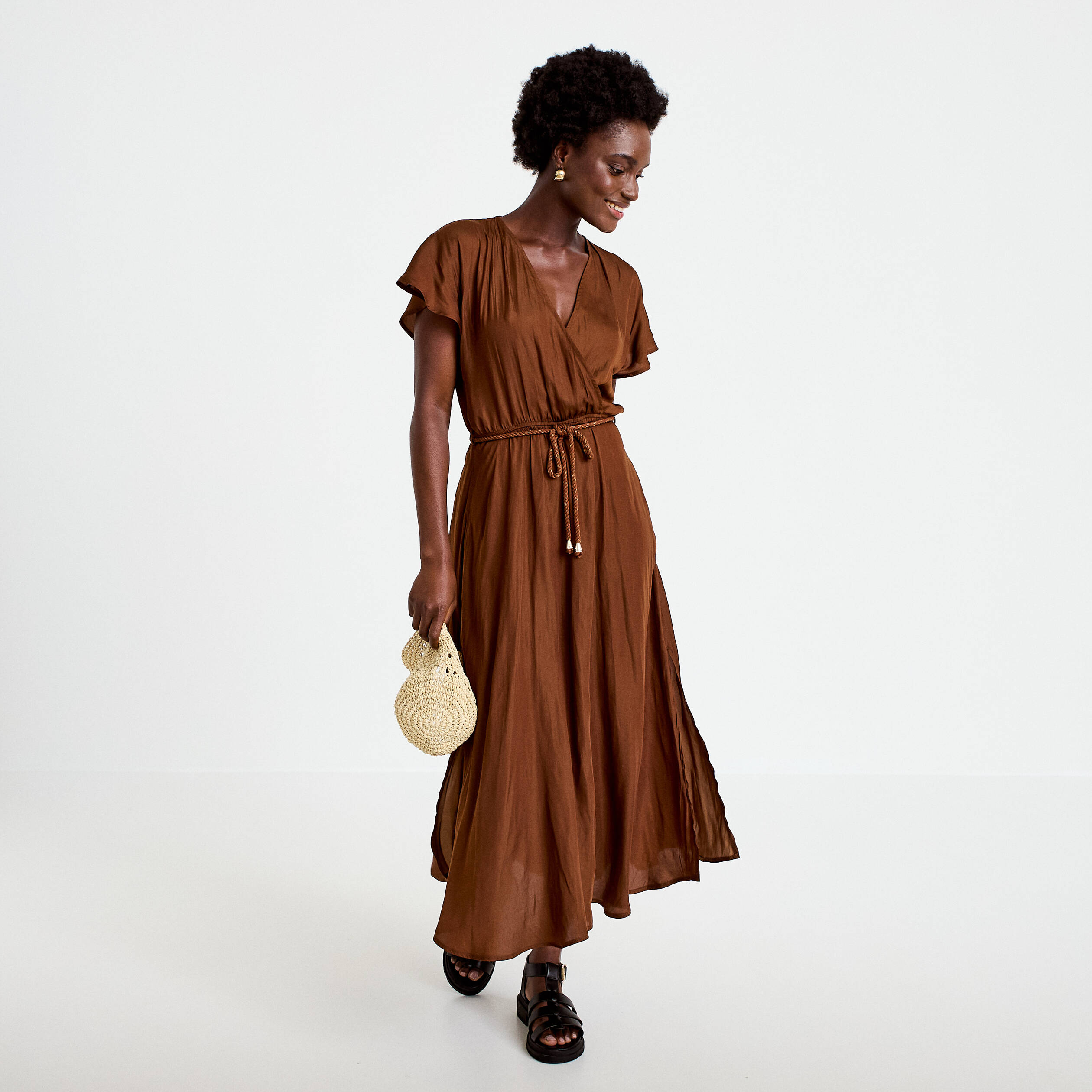 Robe longue &eacute;vas&eacute;e col v satin&eacute;e marron femme