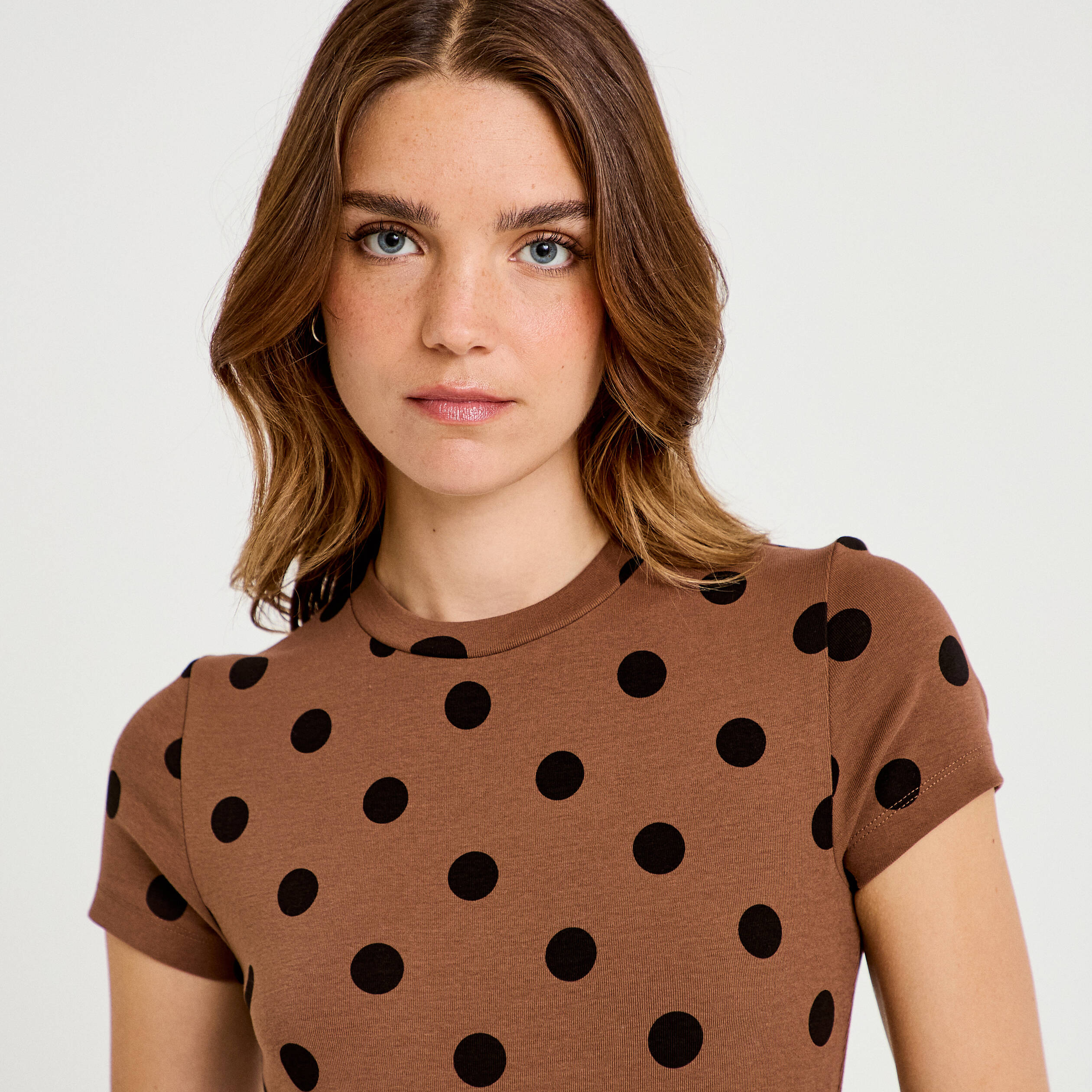 Top ajust&eacute; col rond manches courtes marron femme