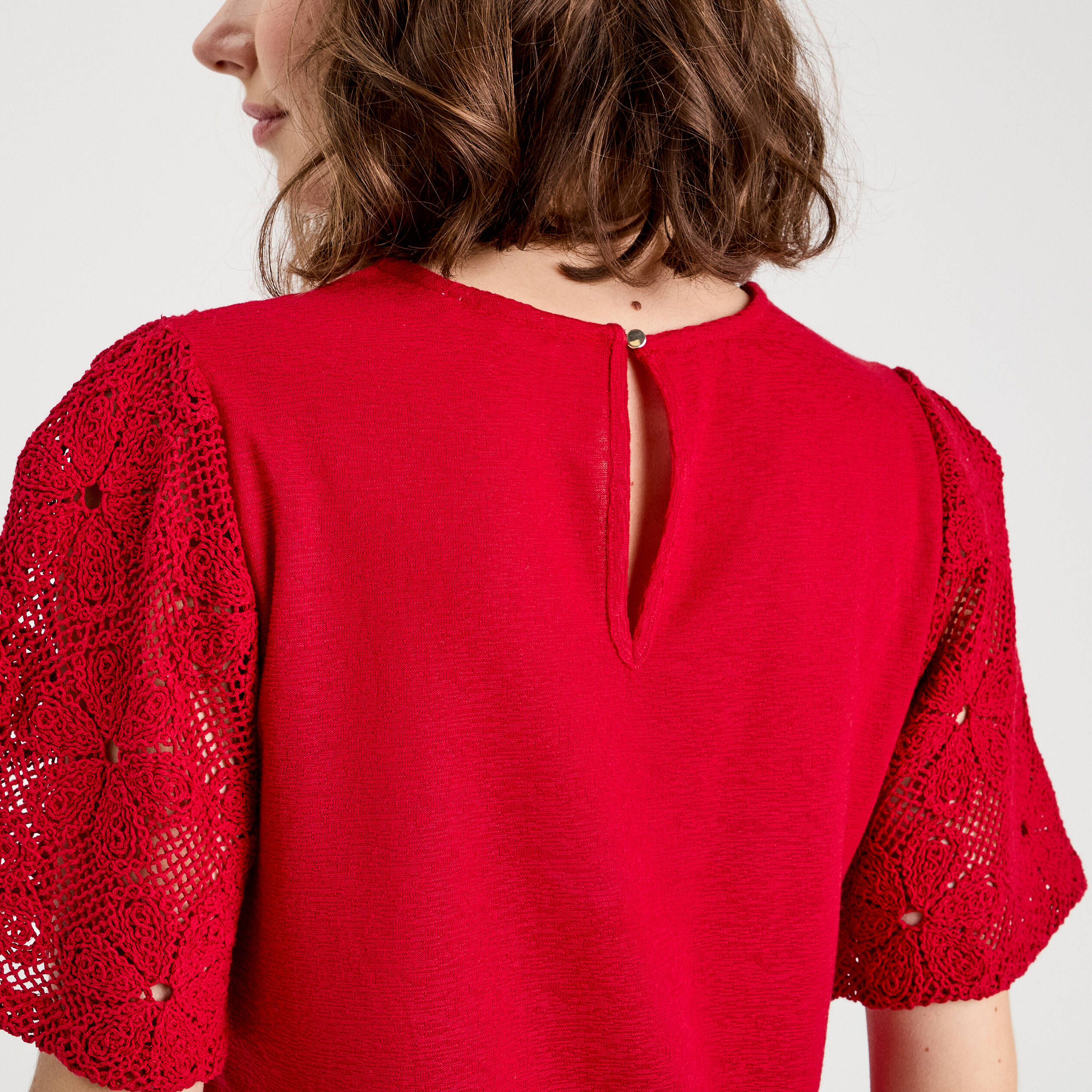 T-shirt dentelle macram&eacute; rouge femme