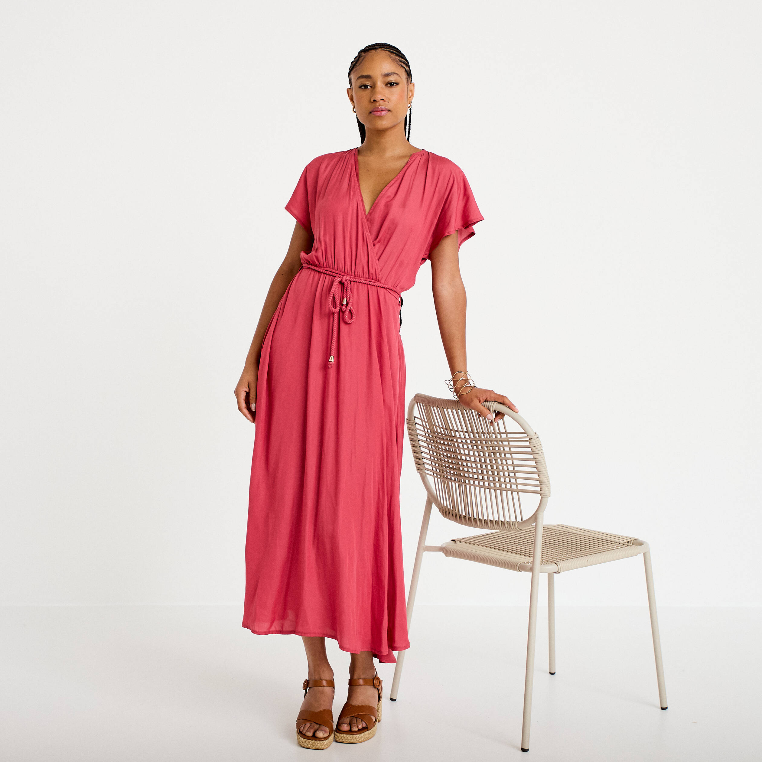 Robe longue &eacute;vas&eacute;e col v satin&eacute;e rose framboise femme