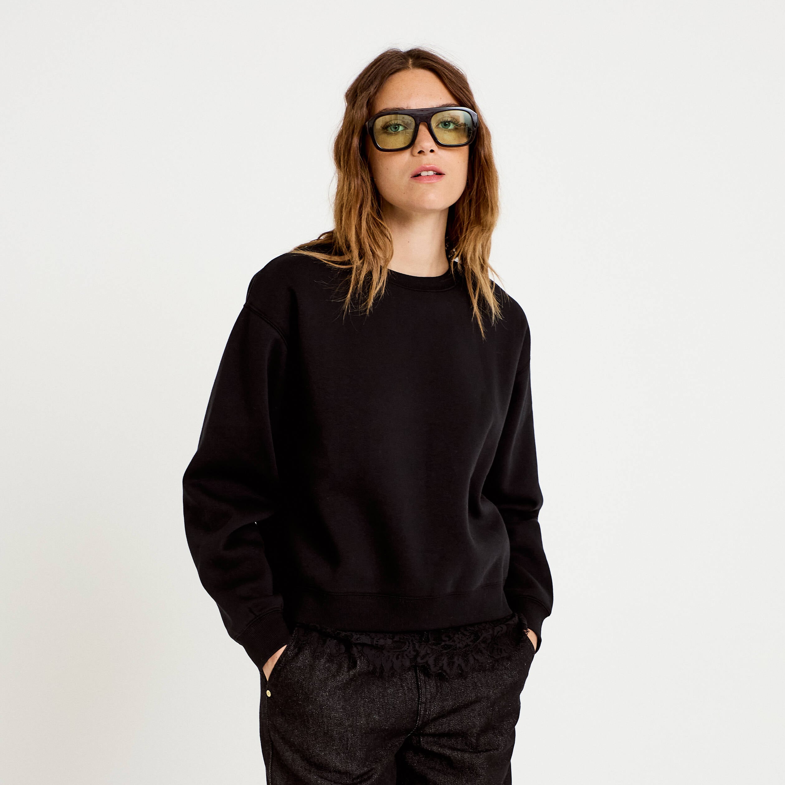Sweat droit col rond d&eacute;tail dentelle noir femme