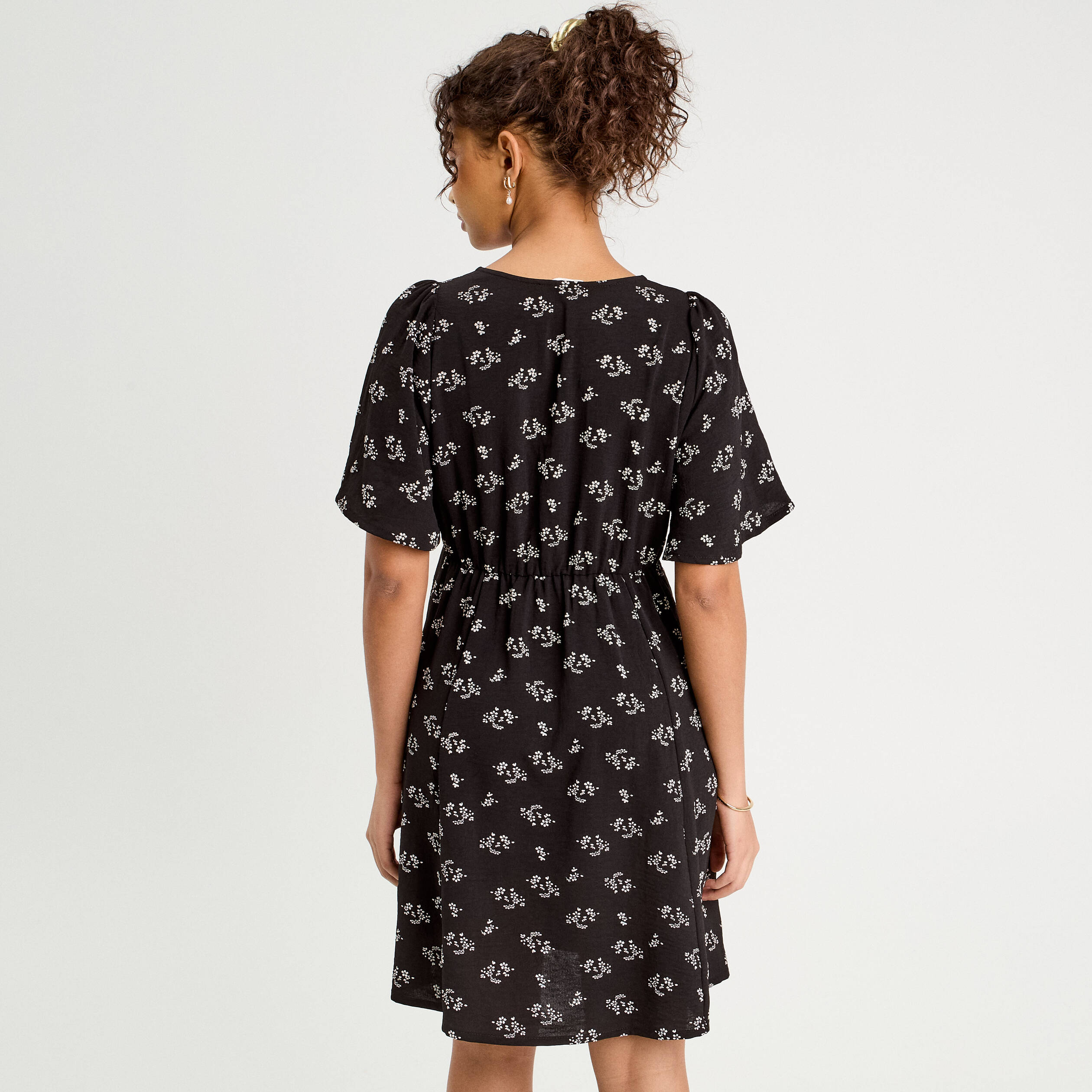 Robe &eacute;vas&eacute;e manches courtes noir femme
