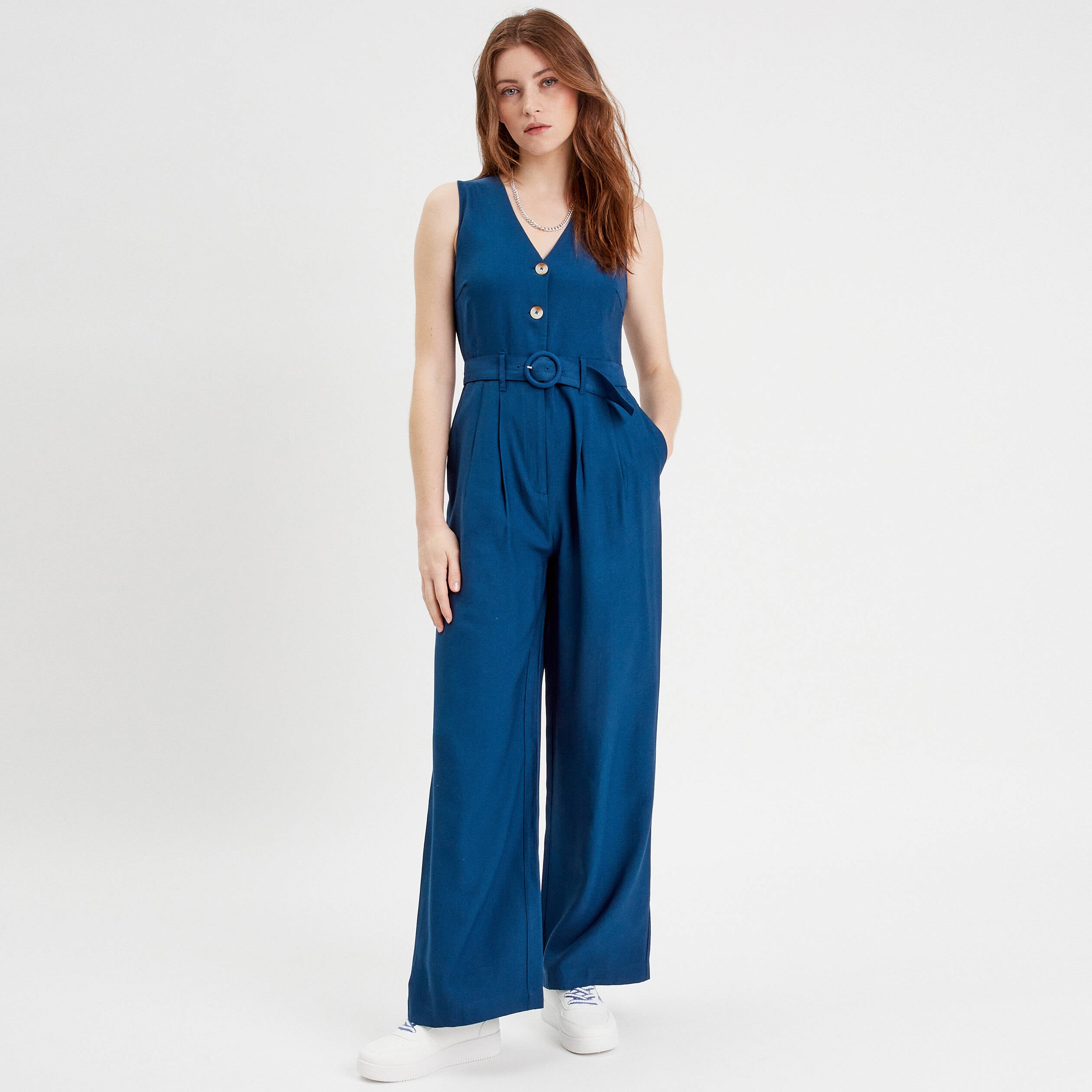 Combinaison pantalon ceintur&eacute;e bleu marine femme