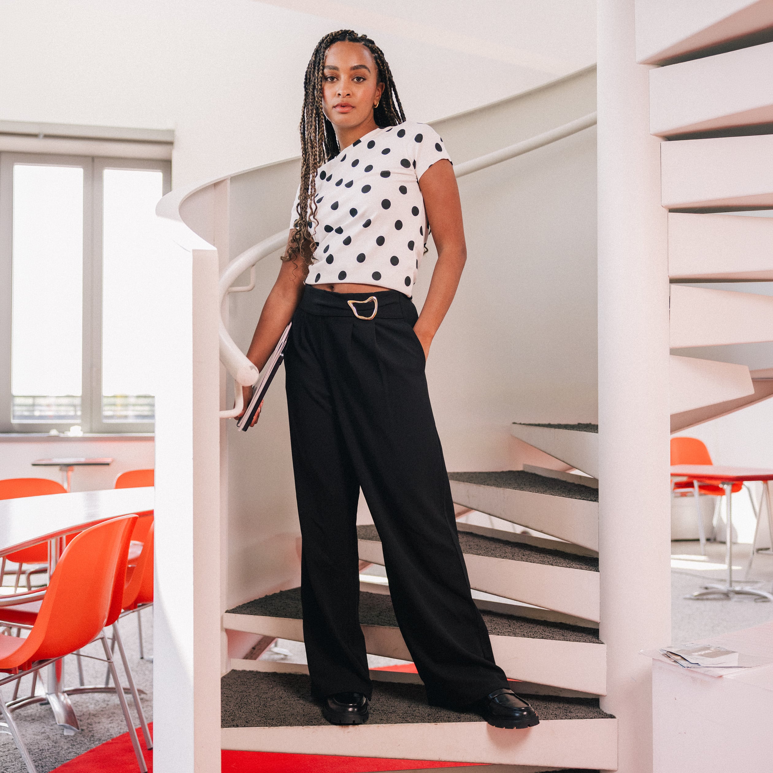 Pantalon large avec ceinture &agrave; bijou noir femme